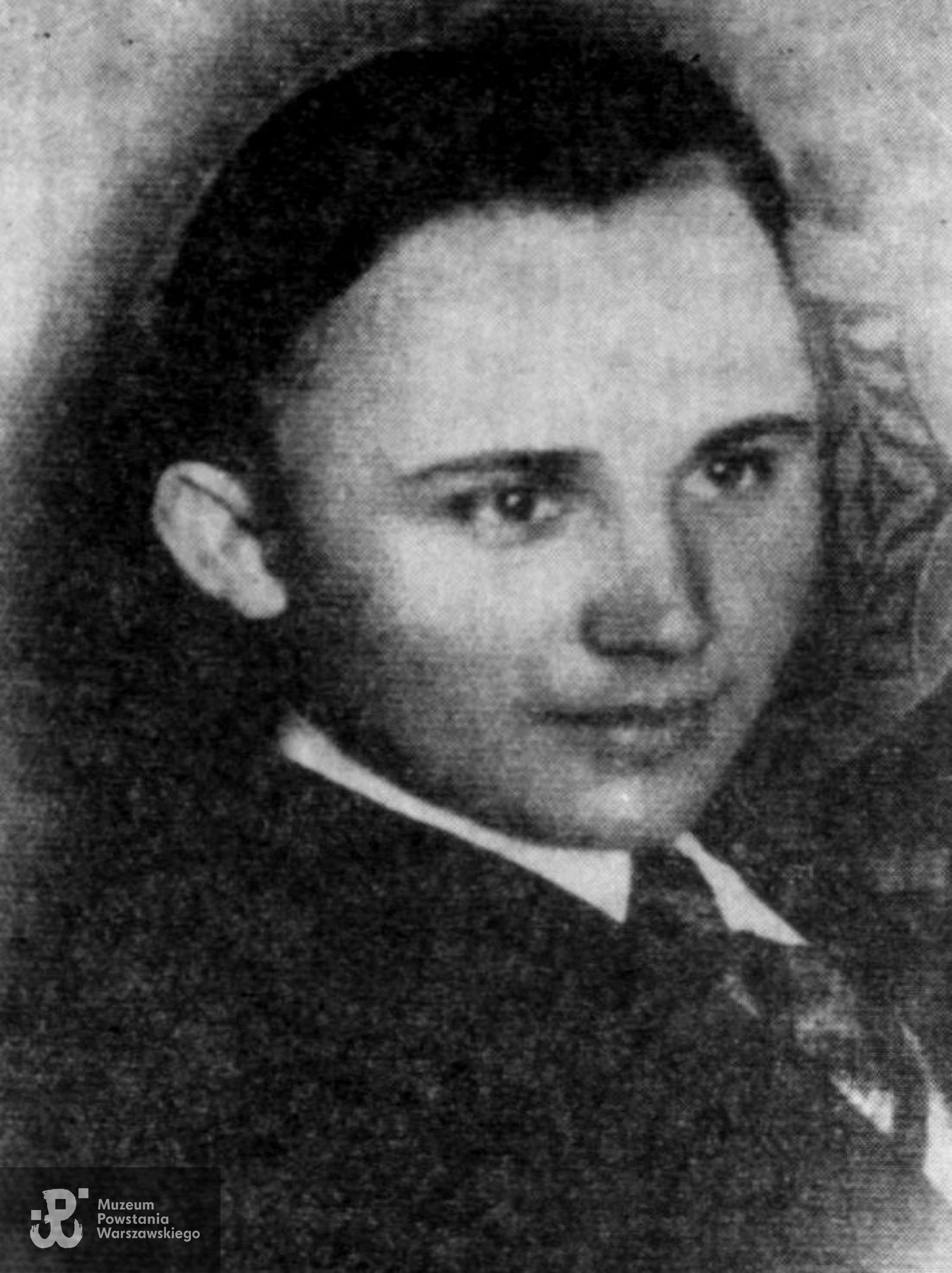 por. Tadeusz Gregorczyk „Taro" (1913-1944). Fot. pochodzi z książki: Mieczysław Bartniczak, Eksterminacja ludności w powiecie Ostrów Mazowiecka w latach okupacji hitlerowskiej (1939-1944), s 166, skan udostępniła p. Barbara Helena Brzezińska-Jońca