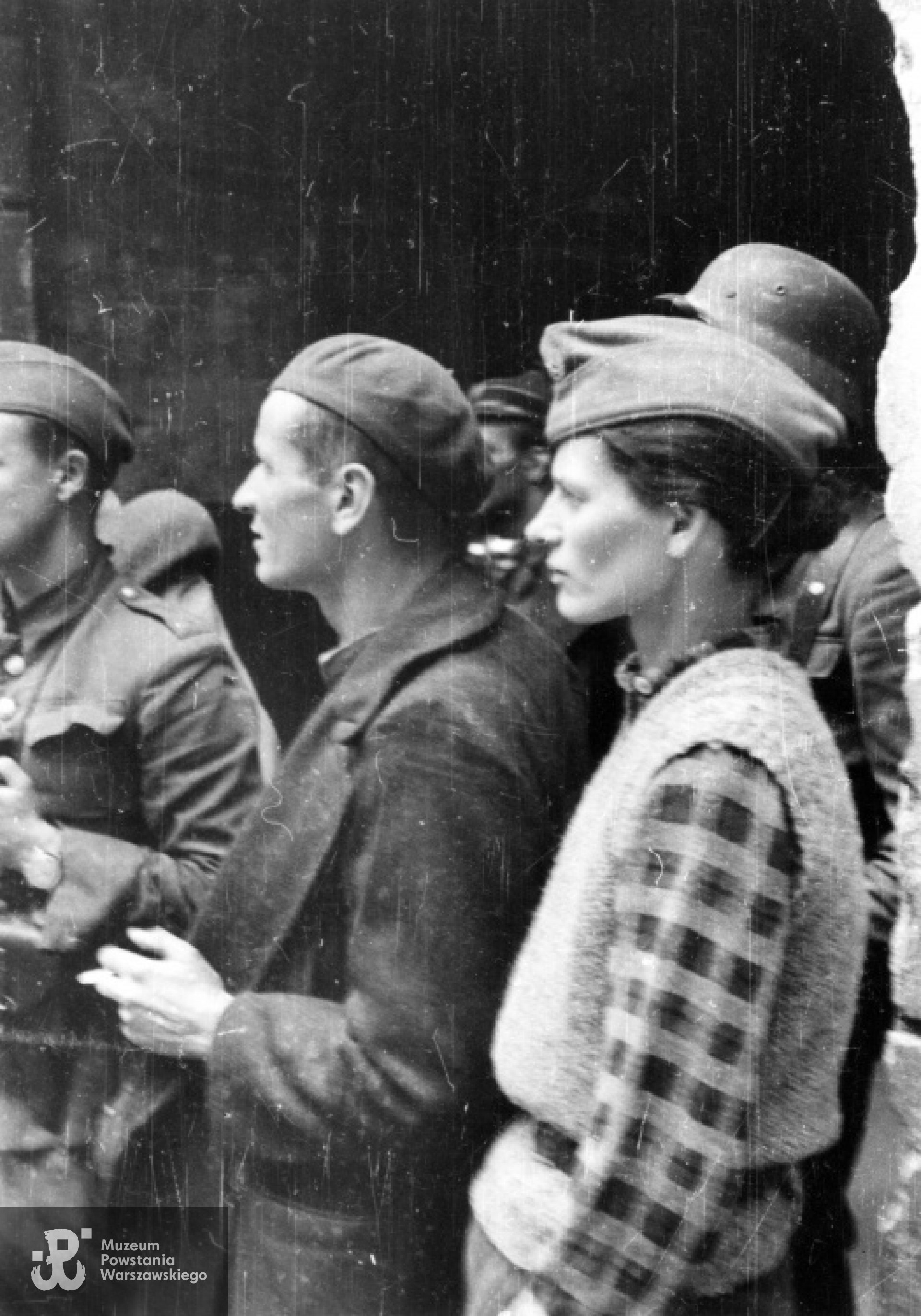 Śródmieście Północne, ok. 15 września 1944 r., ul. Moniuszki. Grupa Powstańców z kompanii "Koszta"; od lewej stoją: (NN), mjr Stefan Mich "Kmita" i Zofia Domańska "Zocha". Fotografia autorstwa Eugeniusza Lokajskiego, zbiory MPW sygn. MPW-IN/822, prawa autorskie: MPW