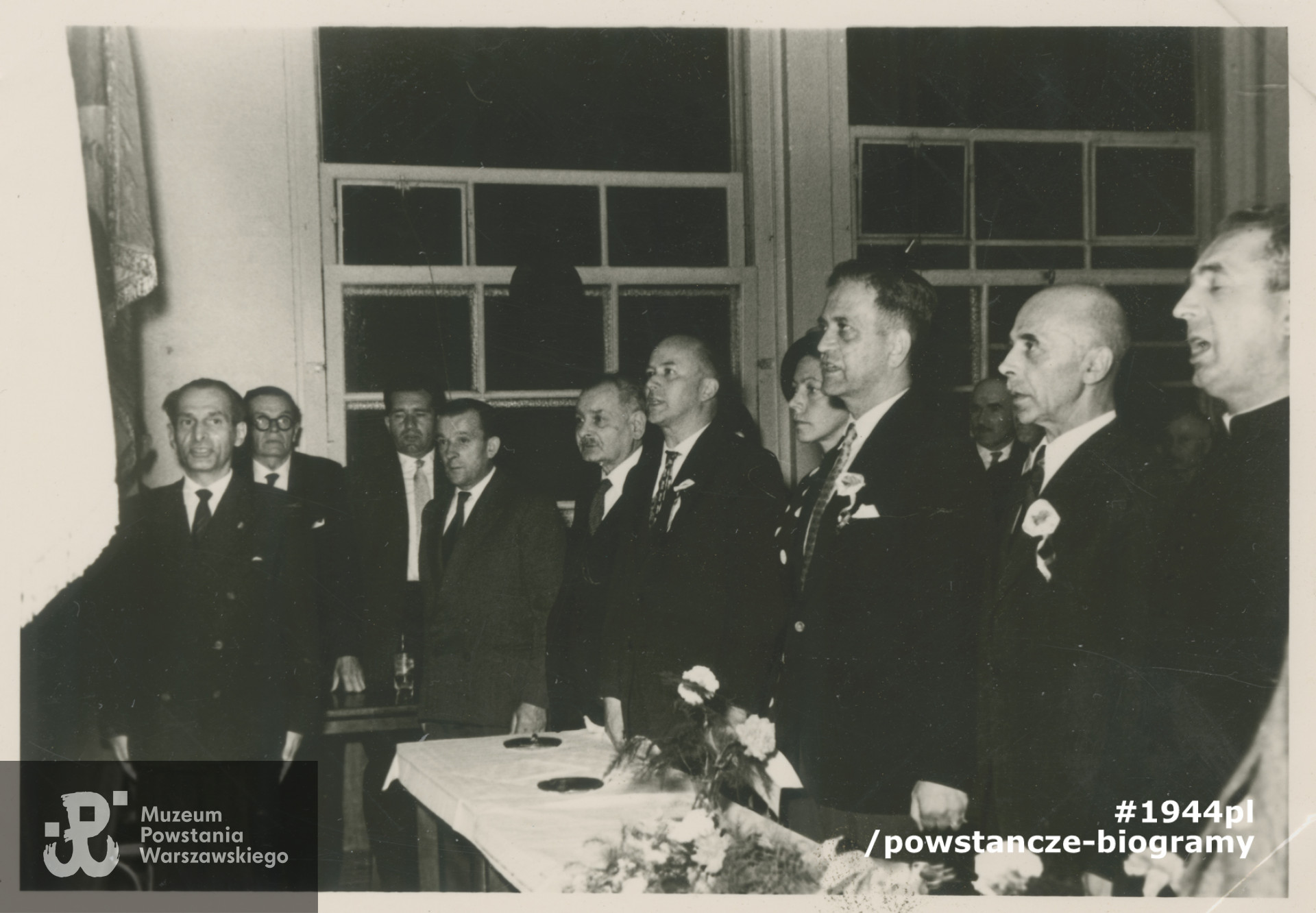 Fotografia z okresu powojennego. Wielka Brytania. Jan Nowak-Jeziorański (stoi w środku, szósty od lewej) podczas śpiewania hymnu na jednym ze spotkań polonijnych Fot. ze zbiorów Muzeum Powstania Warszawskiego, sygn.  MPW-IS/785