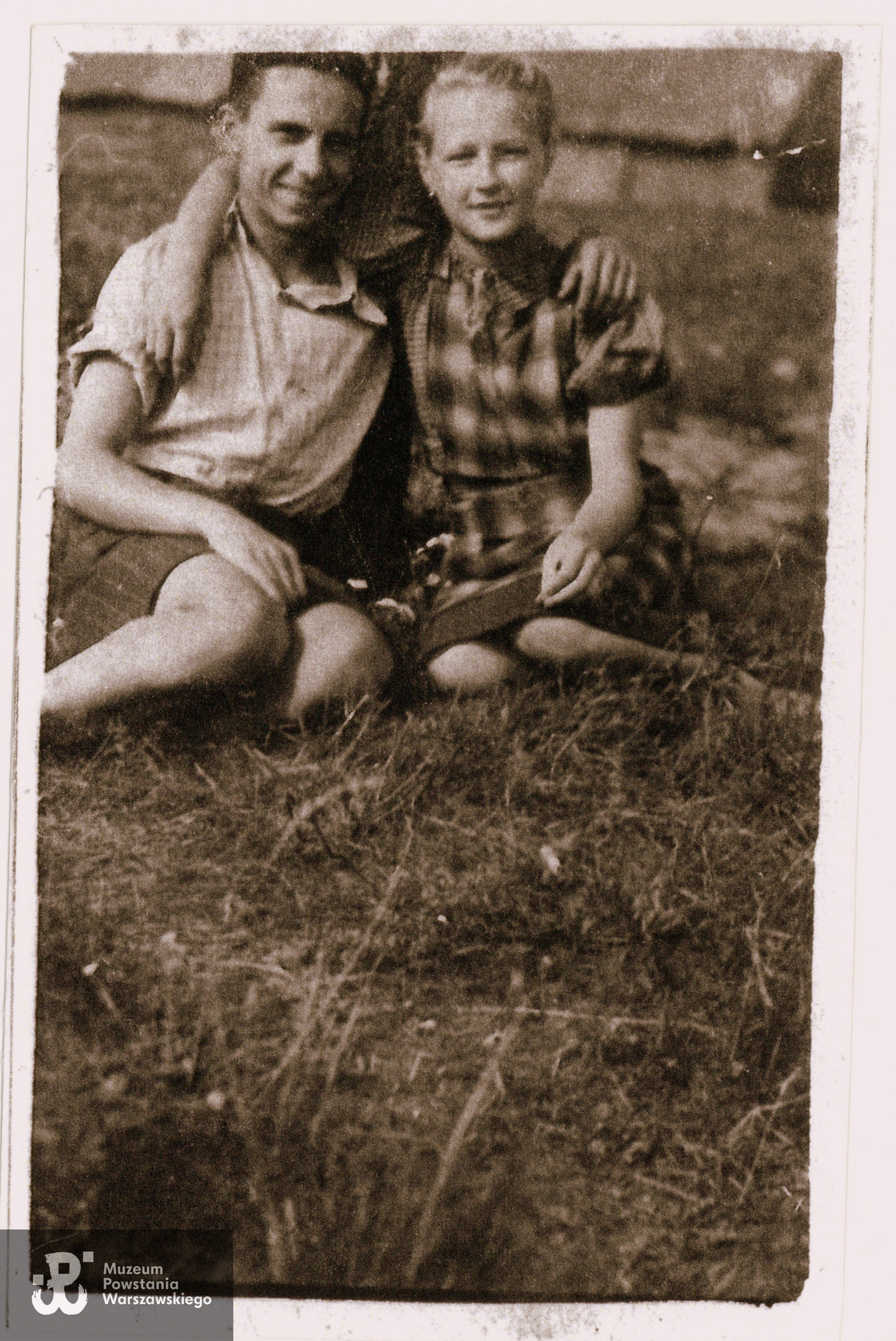 Z Teresą Borkiewicz w Strachówce pod Warszawą. Według opisu na rewersie fotografii Edward Kwiatkowski do Powstania wyruszył w końcu lipca 1944 r. właśnie ze Strachówki (powiat Wołomin, 60 km od Warszawy), w której przebywał w okresie letnim. Fot. dołączona do Teczki personalnej uczestnika Powstania Warszawskiego, zasób Pokoju Kombatanta MPW.