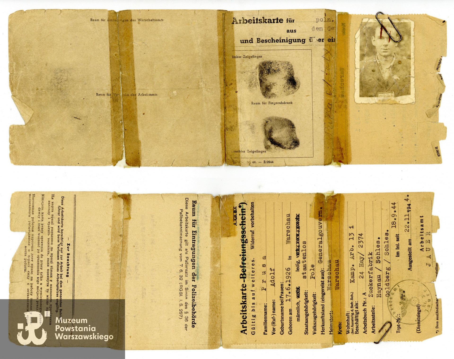 Karta pracy (niem. Arbeitskarte) Adolfa Pursy z 1944 r. Ze zbiorów rodzinnych, do wykonania kopii udostępniła p. Elżbieta Wysocka, córka Powstańca. Skany wykonano w Muzeum Powstania Warszawskiego w grudniu 2023 r. 