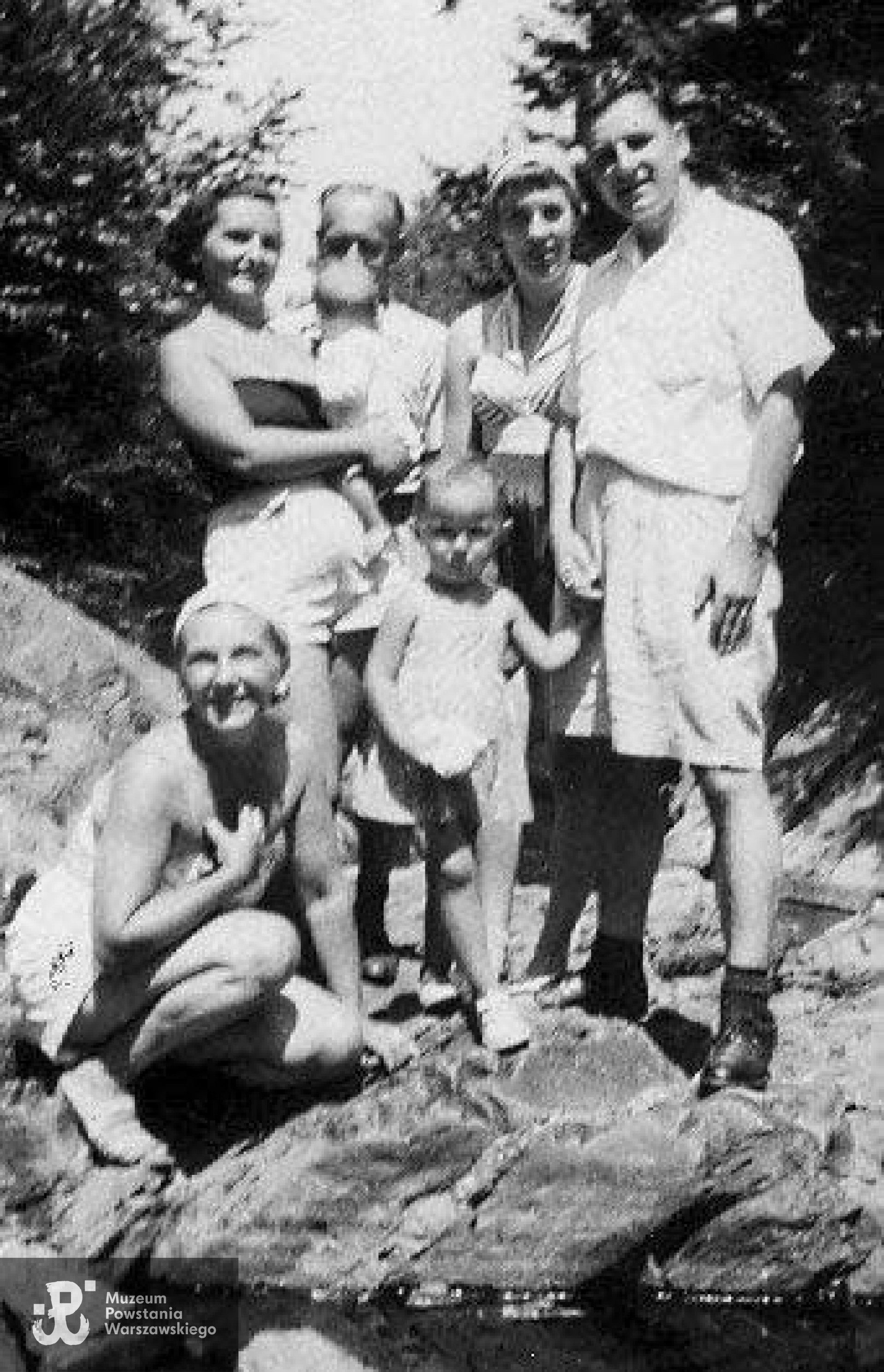 Stoją od lewej: Hanna z Kamlerów Szymańska z córką Anną na ręku, Mieczysław Krawczyk (częściowo zasłonięty), Dorota Szymańska, Helena z Kilarskich Klepacz i Janusz Klepacz. Klęczy na dole Zofia z Kamlerów Klepacz. Kanada, Rawdon, Quebec 1955