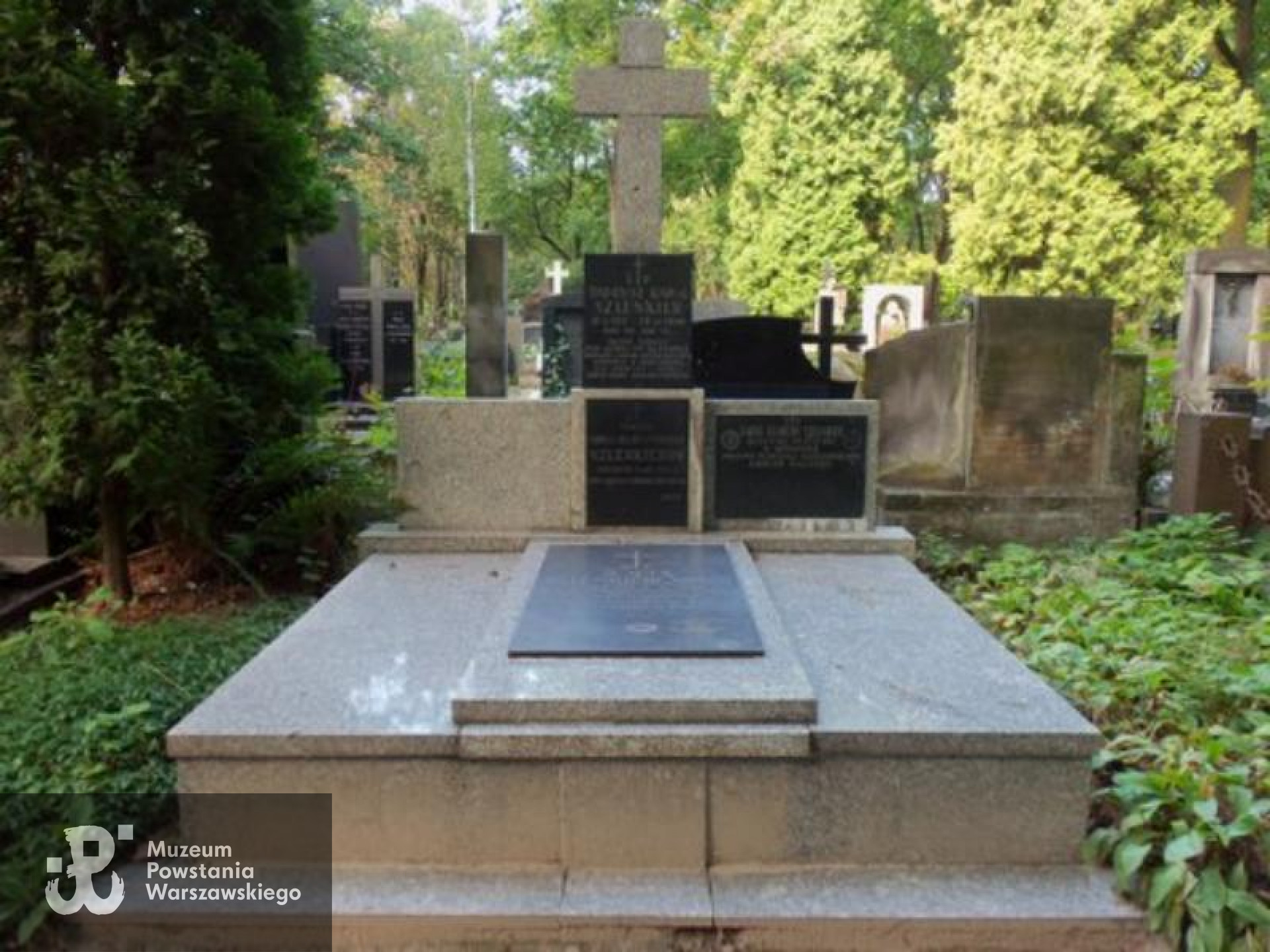  Cmentarz Powązkowski w Warszawie (Stare Powązki), kwatera  Z, rząd 3, miejsce 19-20, grób Zofii Szlenkierówny. Fot. Warszawskie Zabytkowe Pomniki Nagrobne:  <i>cmentarze.um.warszawa.pl</i>