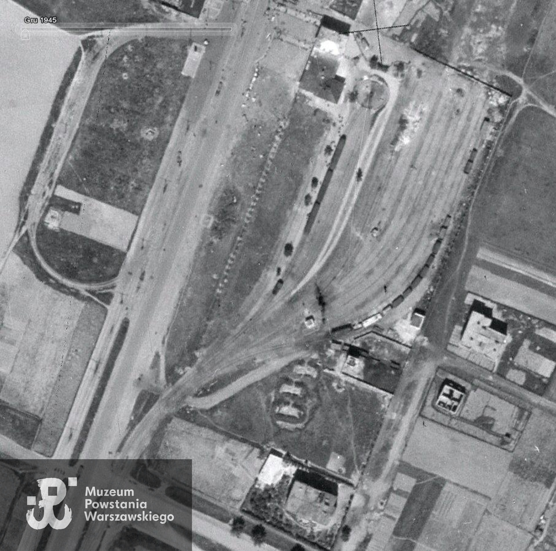 Zdjęcie lotnicze z 1945 roku przedstawiające Dworzec Południowy przy ul. Puławskiej - miejsce koncentracji Zygmunta Boczkowskiego w dniu 1 VIII 1944