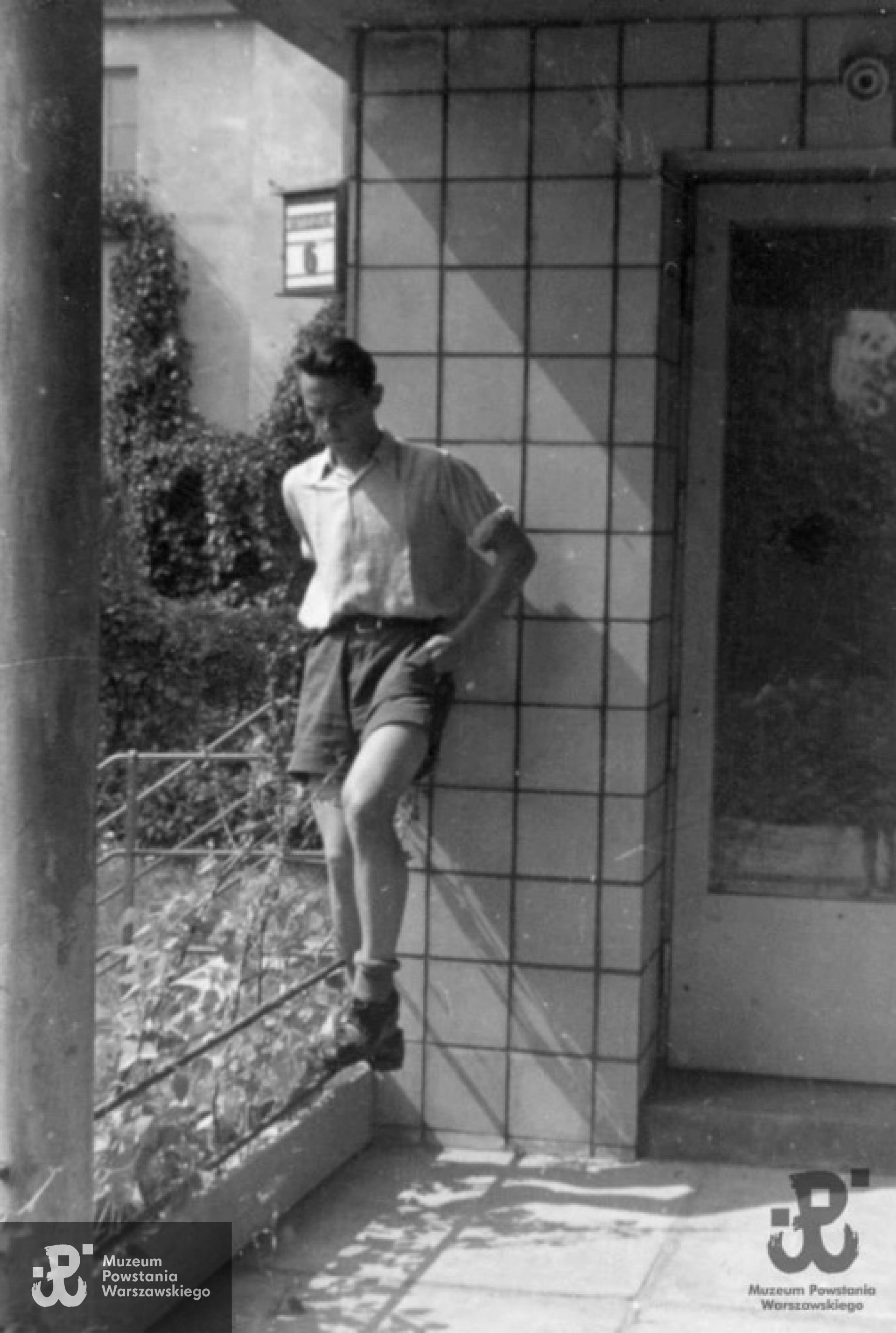 Warszawa, sierpień 1941. Olgierd Budrewicz na tarasie rodzinnego domu przy ul. Kaniowskiej 6 (obecnie nr 110). Fot. NN / MPW