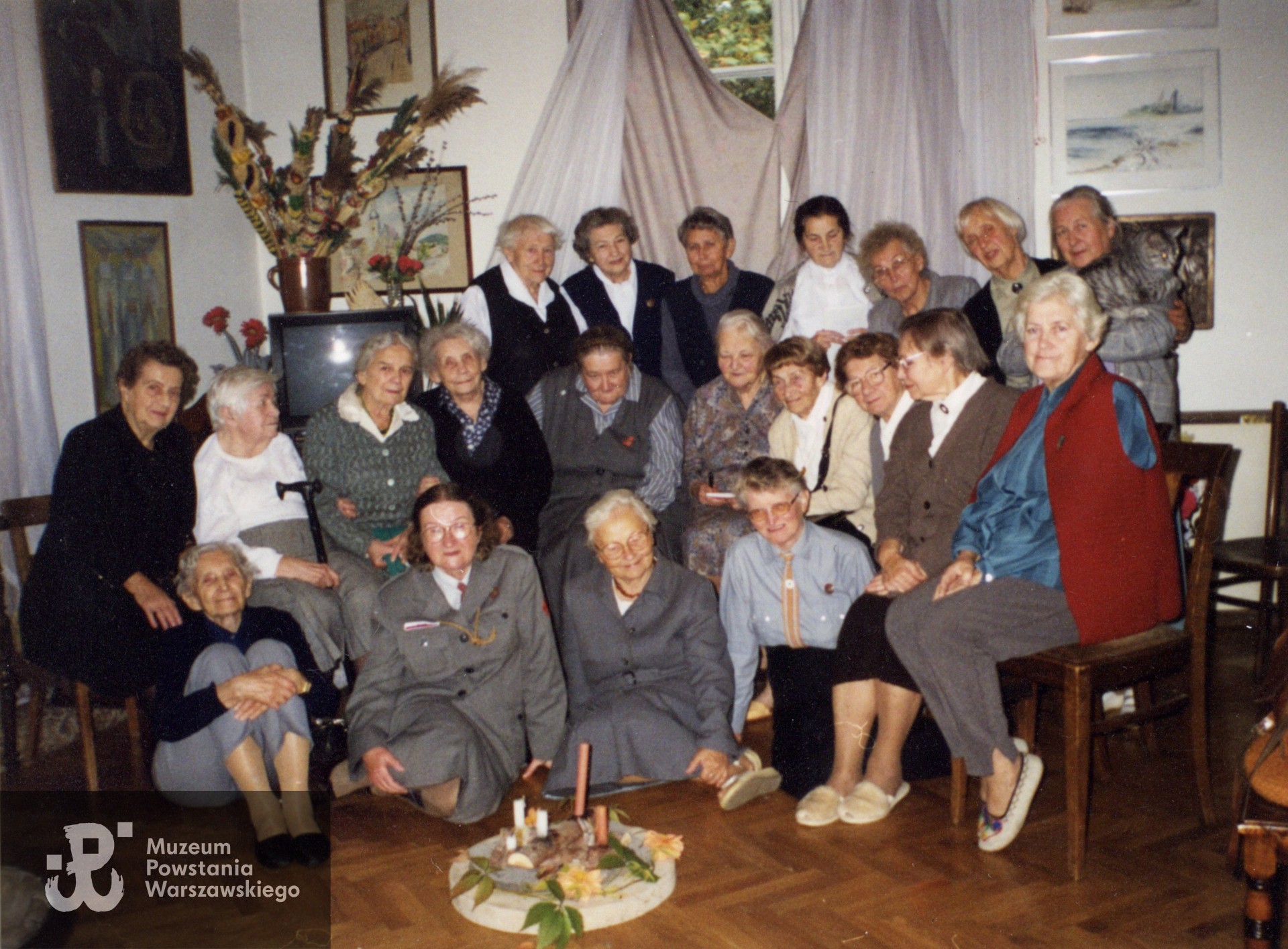 Opis: "Ognisko ZHP u Kasi Piskorskiej".Fot. ze zbiorów prywatnych p. Józefy Marciniak ps. Kropka. Skany wykonano w Muzeum Powstania Warszawskiego, 04/2024.