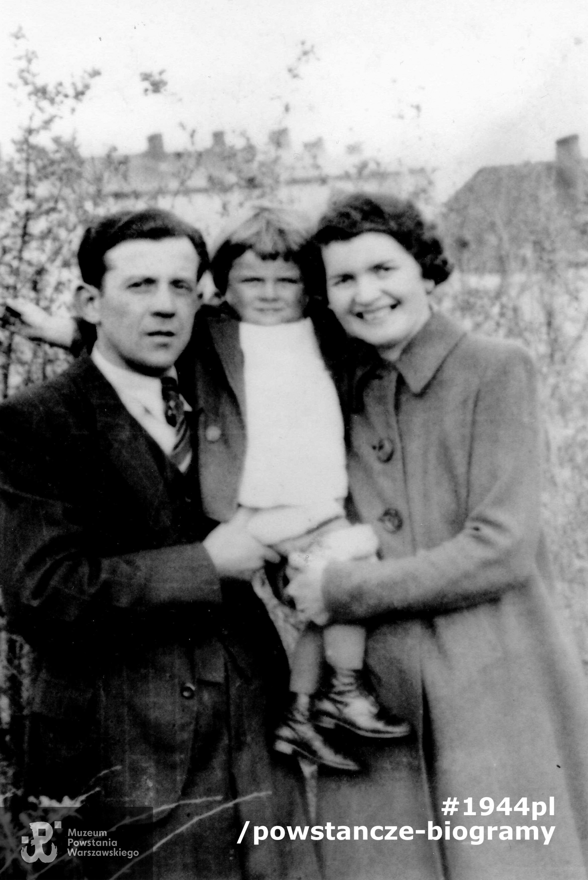 Irena i Władysław Ozimek z synem Andrzejem. Warszawa 1944 rok.  Ze zbiorów  p. Andrzeja Ozimka