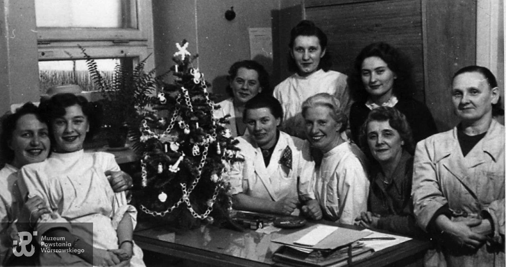 Wanda Głuchowska (pierwsza na prawo od choinki) z personelem upaństwowionej apteki, którą prowadziła przy ul Felińskiego. Końcowe lata 50-te. Fot. archiwum rodzinne.