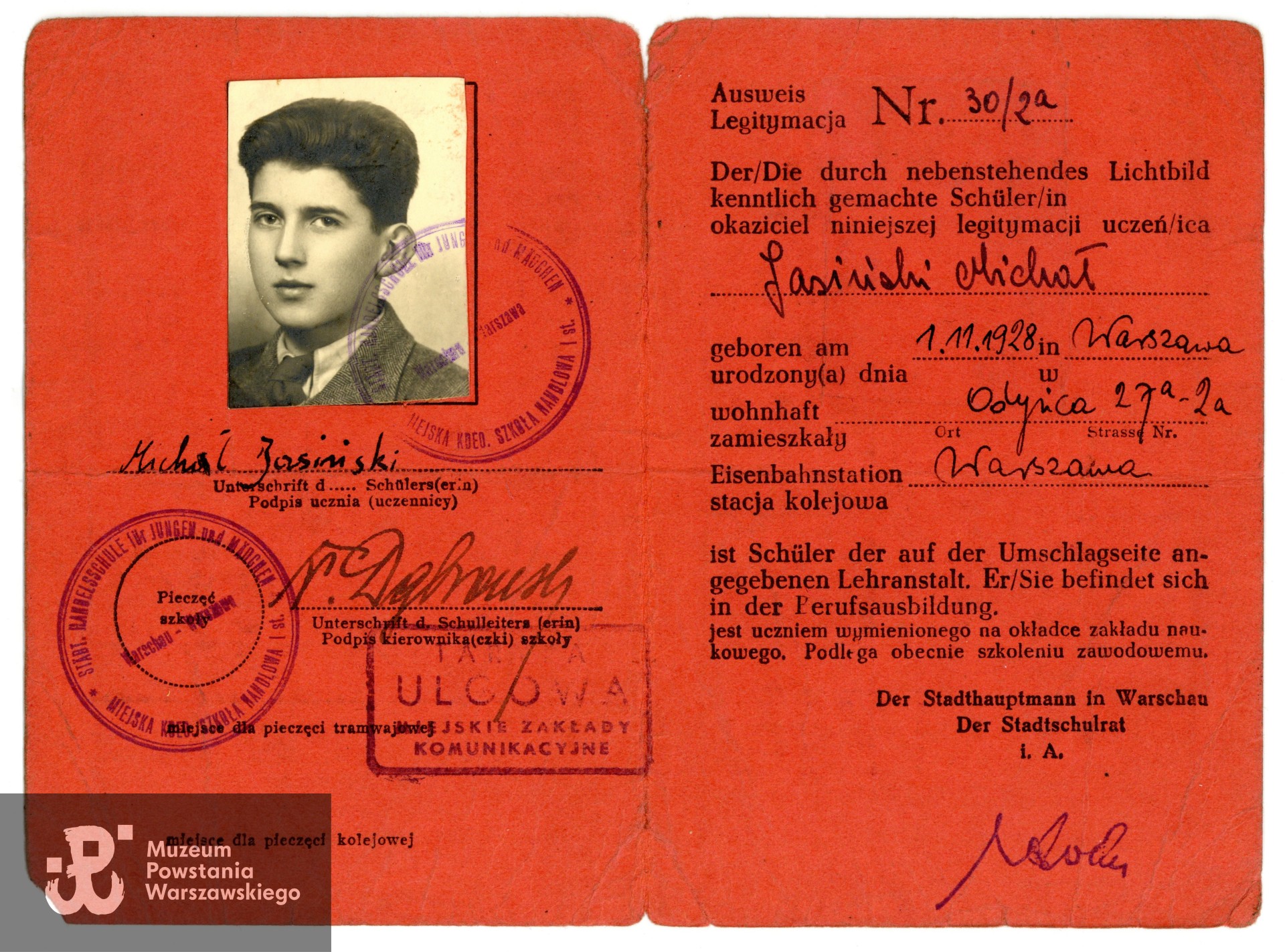 Należący do Michała Jasińskiego Schülerausweis (legitymacja szkolna), wystawiony na rok szkolny 1934/1944. Dokument ze zbiorów rodzinnych p. Michała Jasińskiego. Skan wykonano w Muzeum Powstania Warszawskiego, 08/2022