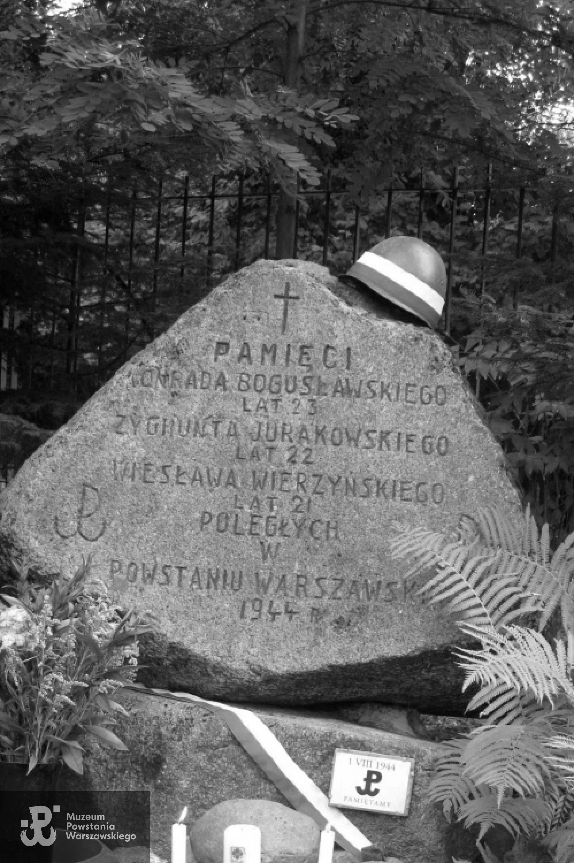 Kamień upamiętniający poległych. Fot. Grzegorz Fryszczyn