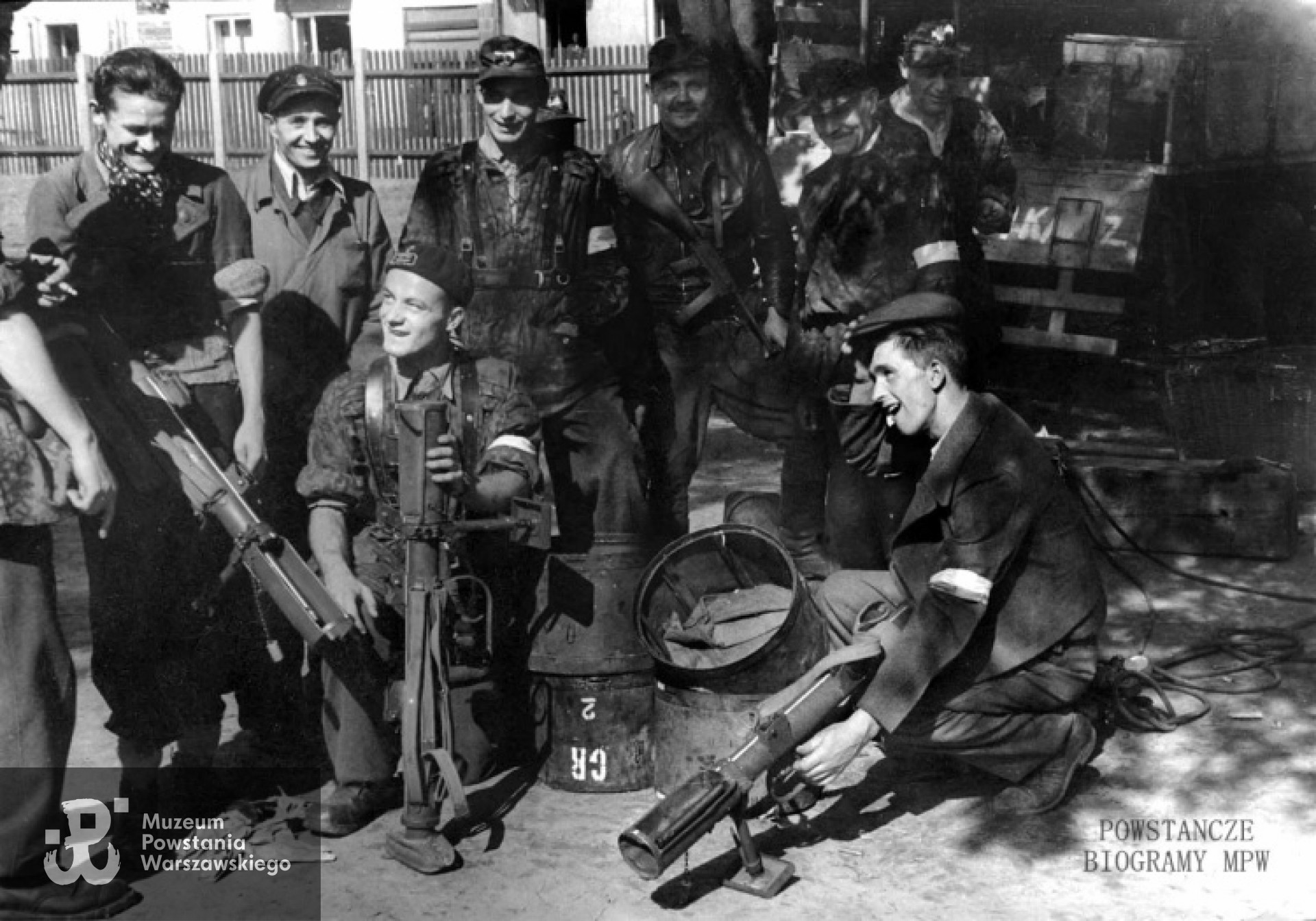 Powstanie Warszawskie, 4.08.1944 - Wola - żołnierze z batalionu "Czata 49” wyciągają z zasobników zrzutowe rusznice przeciwpancerne PIAT. Trzeci od lewej stoi kpr. pchor. Andrzej Maringe "Andrzej”, w środku siedzi kpr. pchor. Stanisław Potworowski "Potwór”. Autor zdjęcia nieznany. Fot. ukazała się w albumie „Miasto Nieujarzmione” wydawnictwo "Iskry" Warszawa 1957 r.