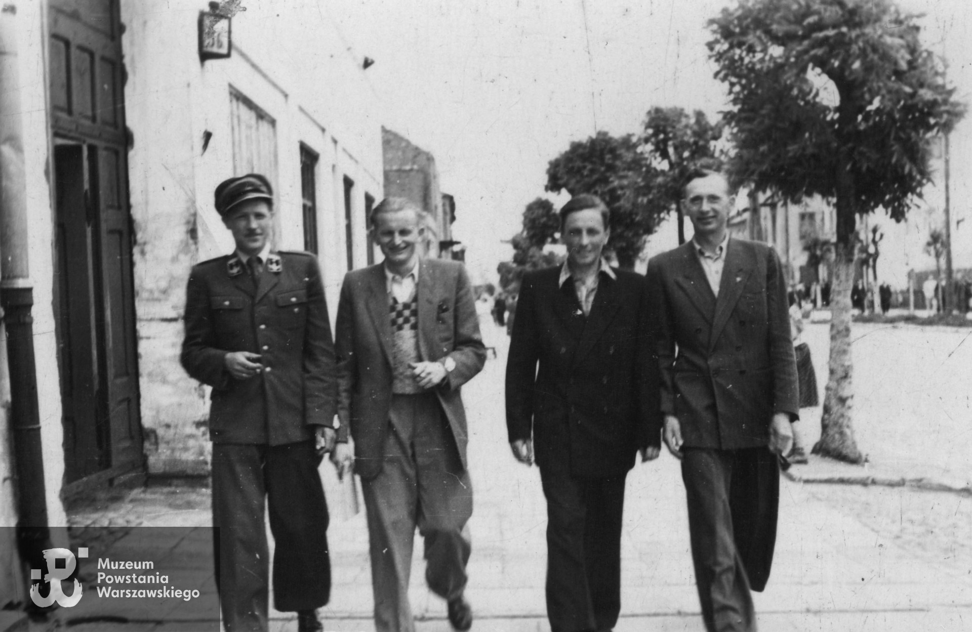 Siedlce, pomiędzy 1949 a 1959 rokiem, na zdjęciu Wiesław Baranowski idący pierwszy z lewej strony. Fot. ze zbiorów rodzinnych, skan udostępnił p. Sebastian Baranowski, wnuk Powstańca [31]