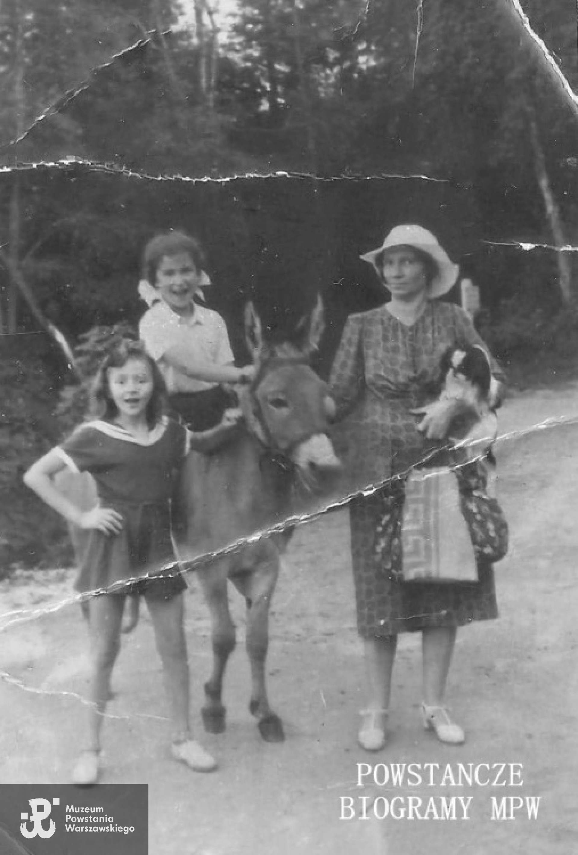 Od lewej: Jagoda Łodzińska (Maria Jadwiga Łodzińska), Teresa Bogusławska (na osiołku) oraz ciocia Teresy - Irena Kończyc na wakacjach. Pani Kończyc w latach okupacji była tzw. "ciotką", czyli opiekunką "cichociemnych", którzy w warszawskich "melinach" odbywali "aklimatyzację". Fot. z archiwum rodzinnego Witolda Smoleńskiego