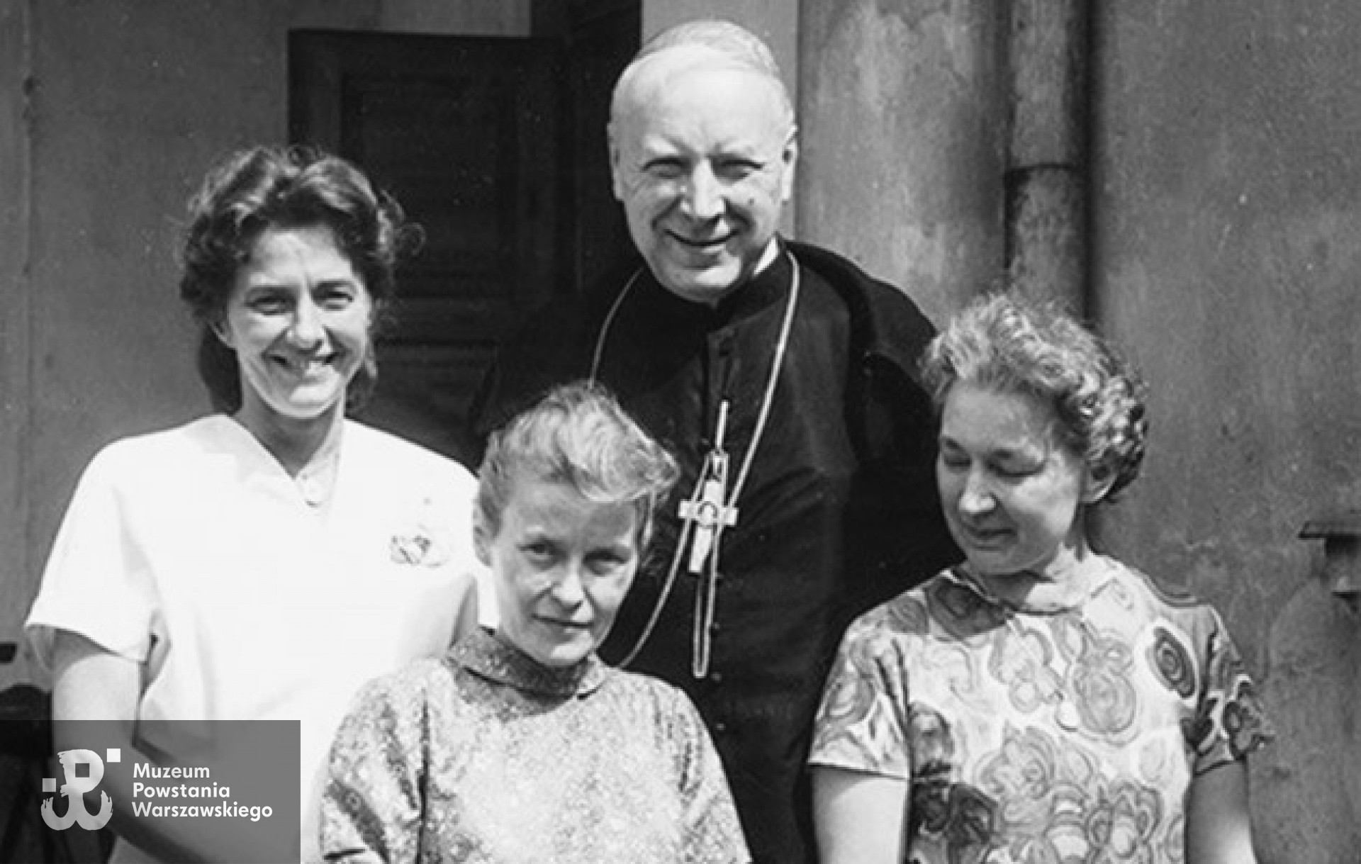 Maria Okońska „Emmanuela”  (z lewej), Maria Wantowska  „Stefania” z tzw. „Ósemki” na zdjęciu z  Janiną Michalską  i ks. kard. Stefanem Wyszyńskim, 1965 rok.  Fot. materiały prasowe