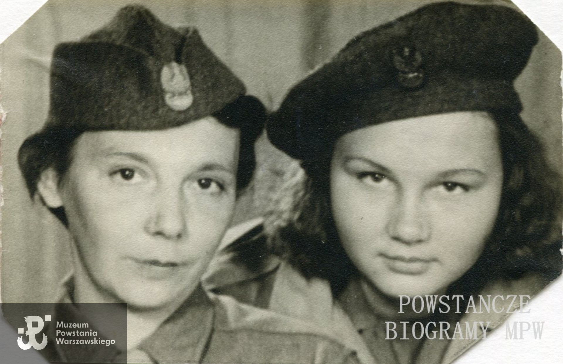 Ewa (na zdjęciu po prawej) z matką Marią Gierdo. Fot. ze zbiorów Muzeum Powstania Warszawskiego, sygn. P/8169