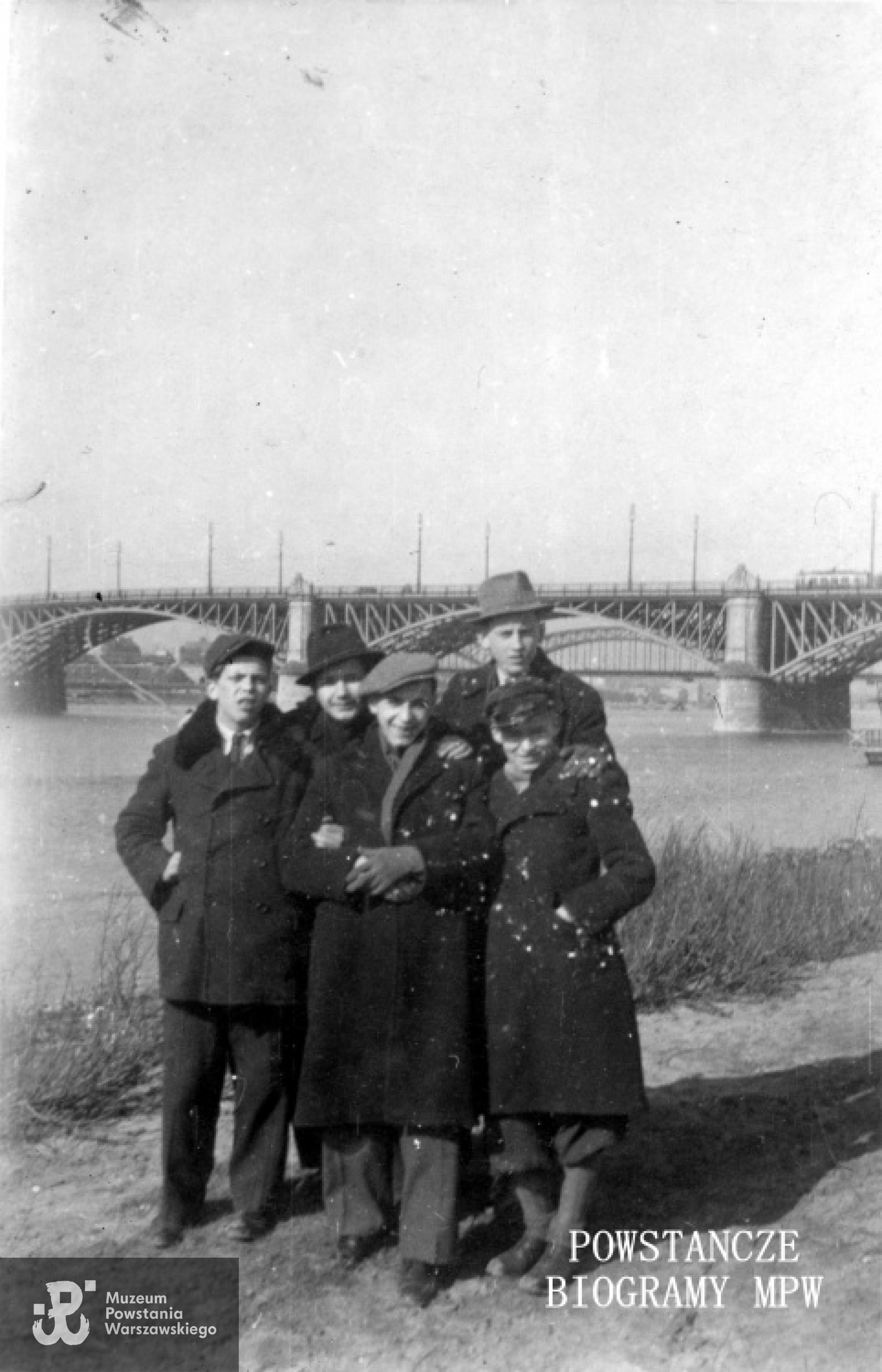 Fotografia z okresu okupacji niemieckiej. Od lewej: Lech Kułak, Tadeusz Blejarski, Zadrożny, Stefan Bilski, Leszek Szymańczyk. MPW-IP/5237