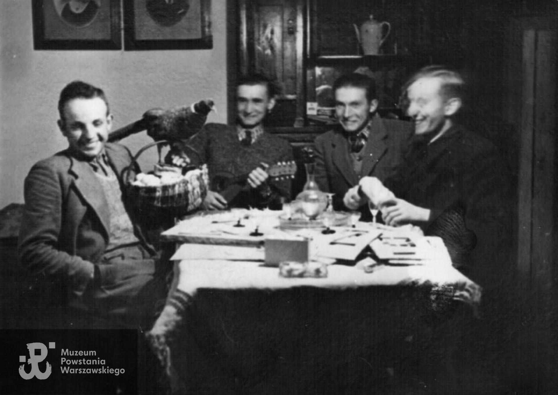 Fotografia z okresu okupacji  - od lewej siedzą: NN, Antoni Langner (z mandoliną), Stanisław Langner i NN. Zbiory Hanny Langner-Matuszczyk