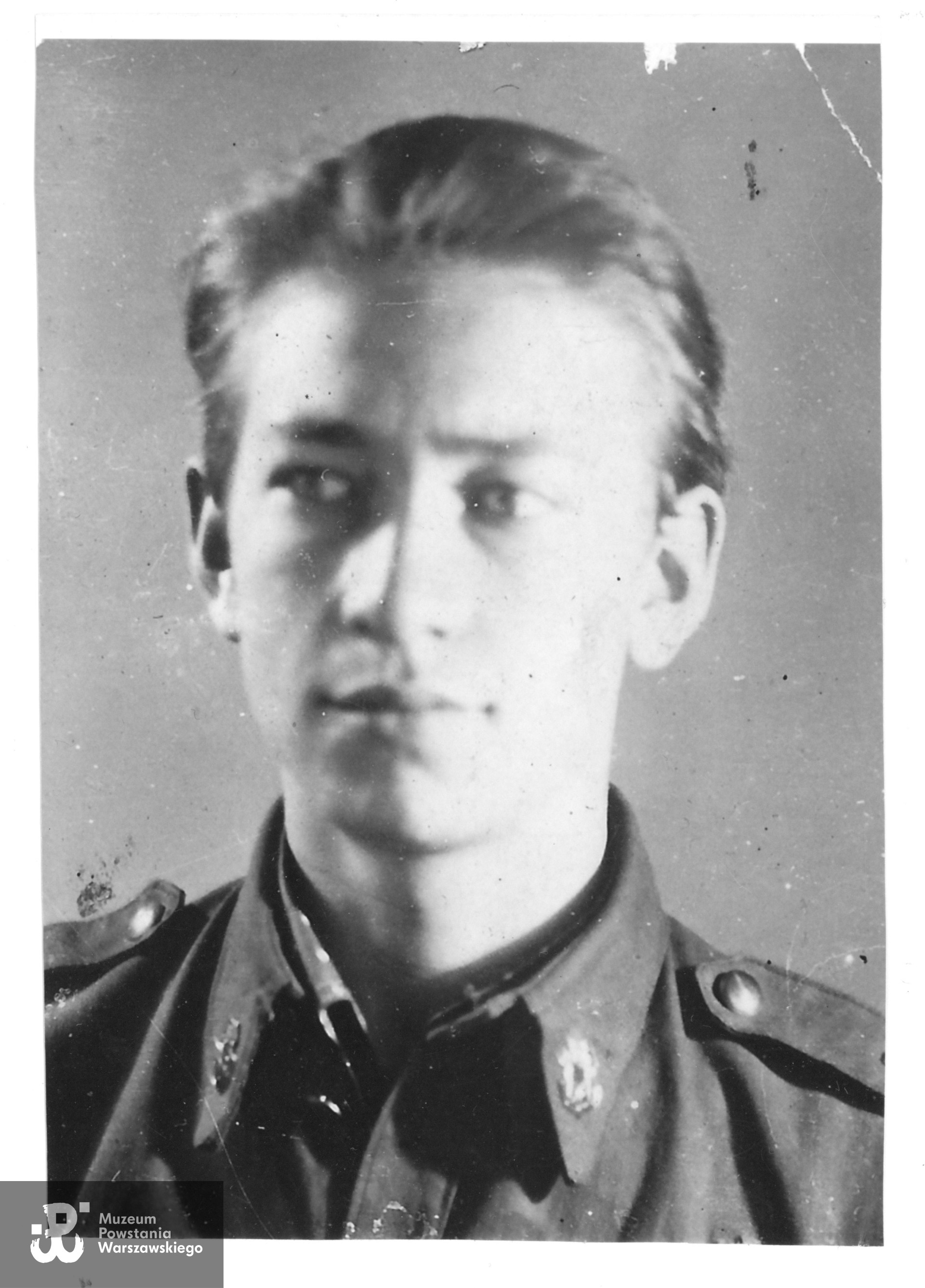 Józef Jan Florkowski (1922-1944). Na zdjęciu w początku lat 40-tych, być może ok. 1942.  Fot. ze zbiorów rodzinnych siostry, Heleny Wrzosek z d. Florkowskiej, do wykonania kopii udostępnił p. Adam Wrzosek, siostrzeniec Powstańca. Skan wykonano w Muzeum Powstania Warszawskiego, 07/2026