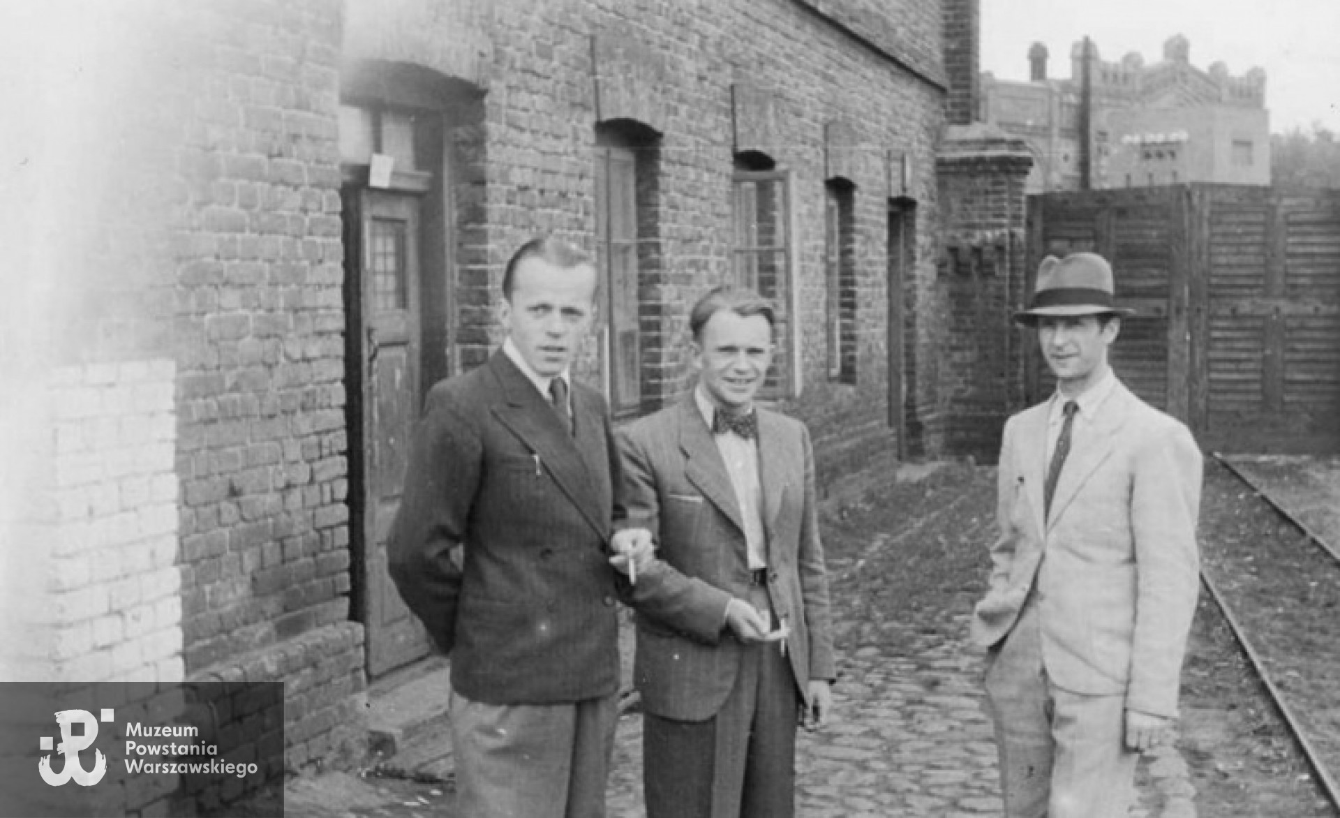 Jeziorna Fabryczna - czerwiec 1942 rok. Stoją od lewej : Wojciech Antosiewicz ps. "Oskar",  Franciszek Kamiński ps. "Siwy", Wincenty Szeleszkiewicz.