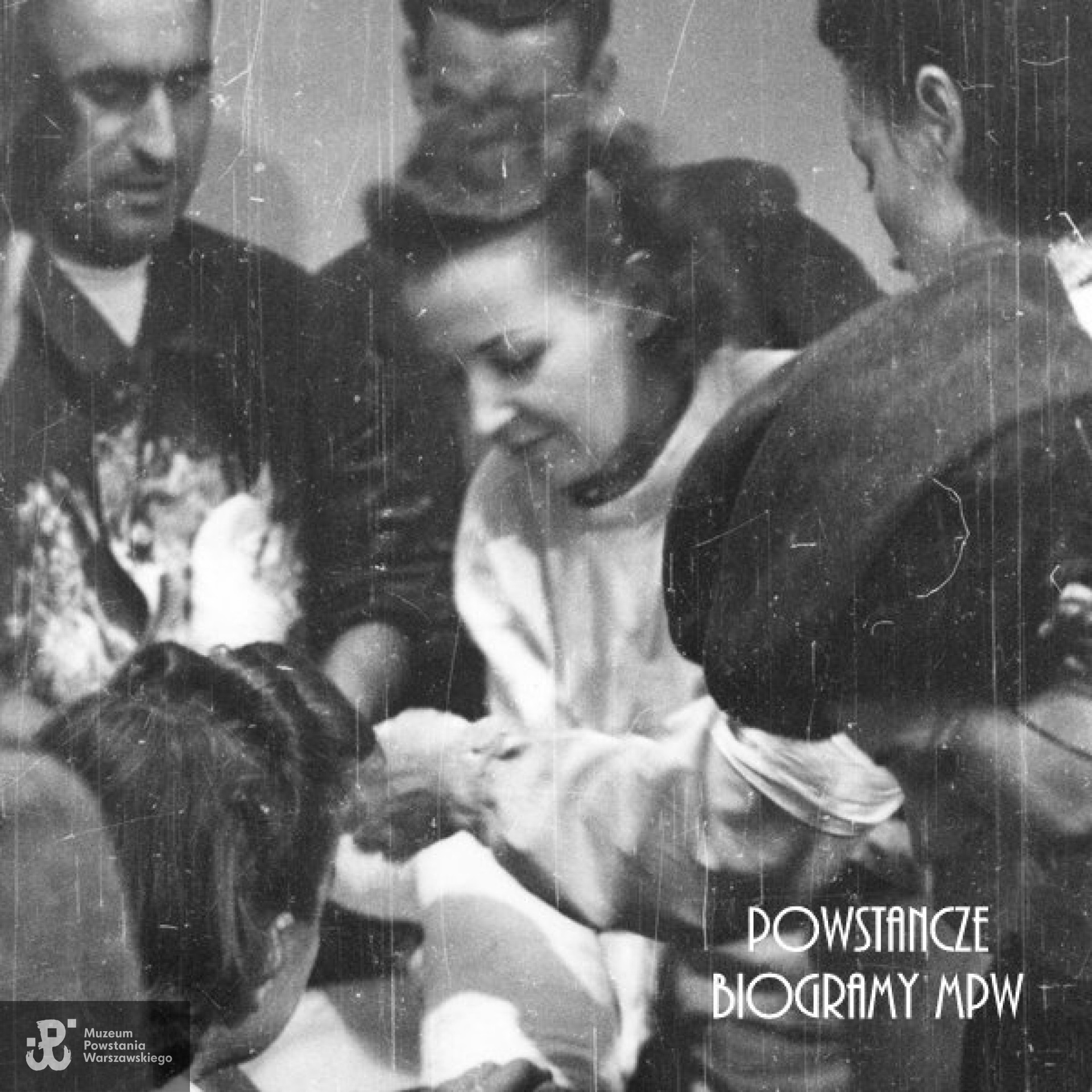 Dr Maria Vitali "Rysia" opatruje rannego w szpitalu polowym przy ul. Moniuszki 11. Fot. autorstwa Eugeniusza Lokajskiego, ze zbiorów Muzeum Powstania Warszawskiego