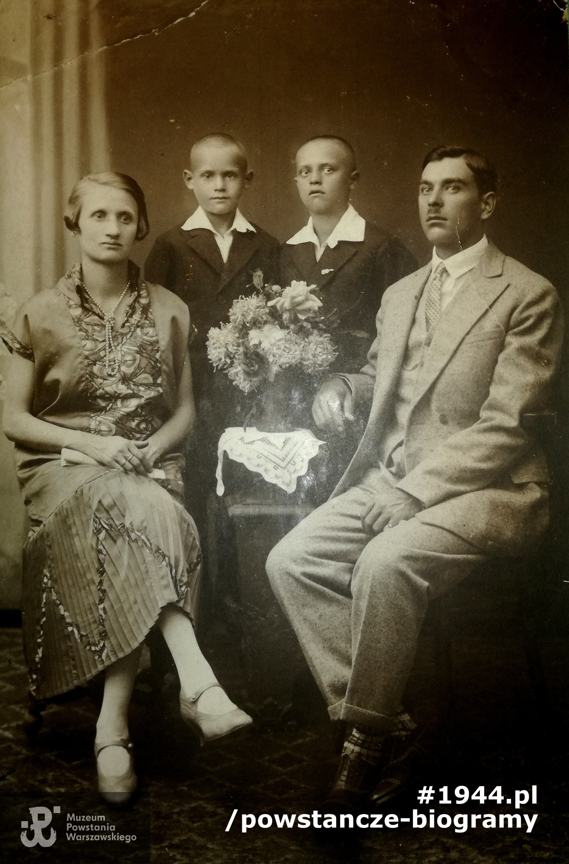 Tadeusz z rodzicami Józefą i  Janem Pączkowskimi oraz z bratem Feliksem (Tadeusz stoi po prawej, a Feliks z lewej strony). Fot. z archiwum rodzinnego, udostępnił p. Przemysław Pączkowski, wnuk Feliksa.