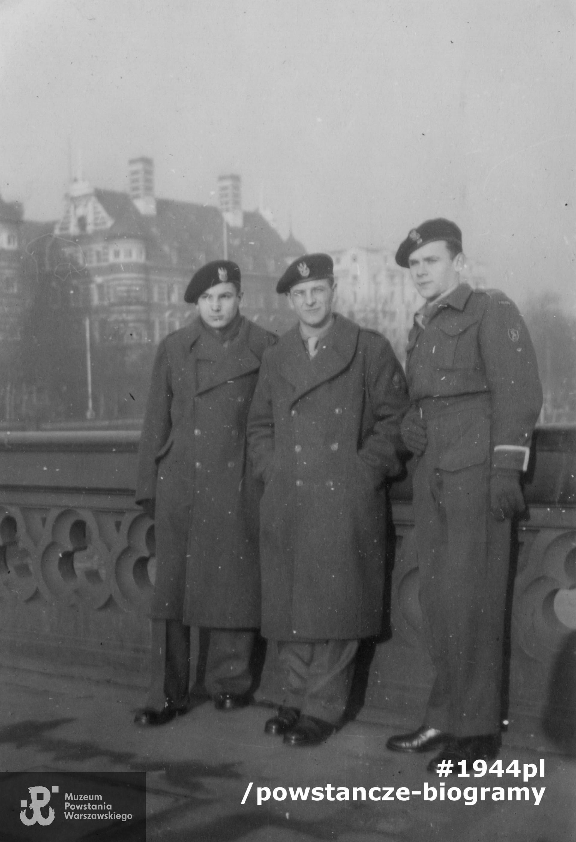 Józef Roch Piskorski "Wesoły" (1917-1977). Na fotografii w środku.  Fot. z archiwum rodzinnego p. Lecha Piskorskiego