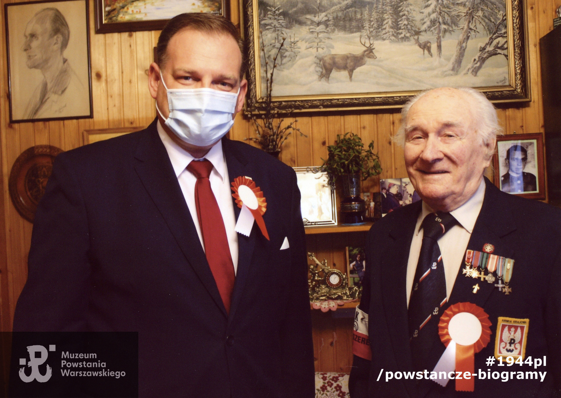  Pan Janusz Komorowski „Antek” i  Minister Jan Józef Kasprzyk, Szef Urzędu do Spraw Kombatantów i Osób Represjonowanych. 2020 rok. Ze zbiorów p. Janusza Komorowskiego ps. „Antek”. Skan wykonano w Muzeum Powstania Warszawskiego, 28.07.2020.