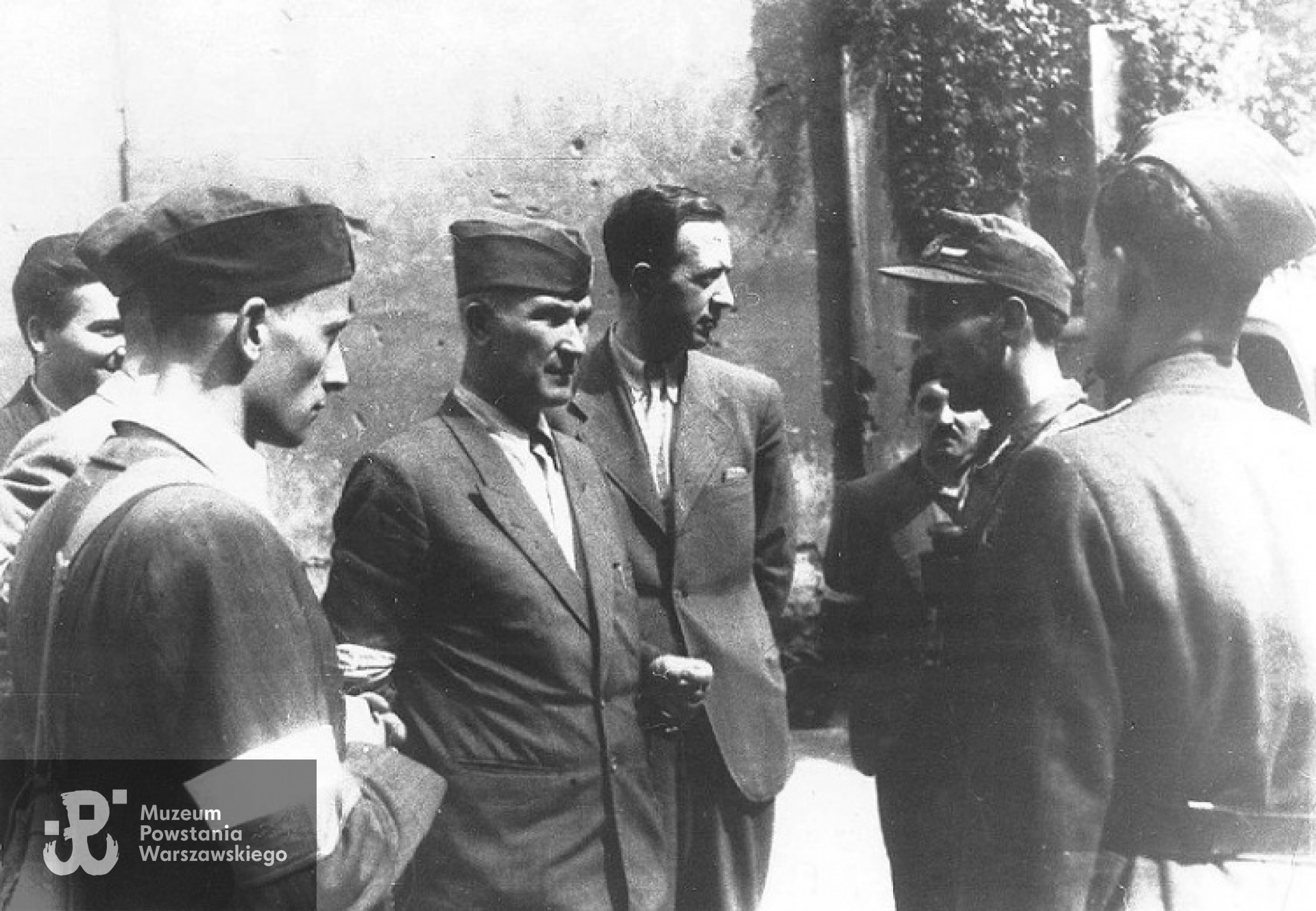 Powstanie Warszawskie: płk. Antoni Chruściel "Monter" oraz oficerowie Wydziału Propagandy Komendy Głównej AK na dziedzińcu Poczty Głównej przy placu Napoleona - 10 sierpnia 1944 r. Od lewej stoją: por. Zygmunt Ziółek "Sawa" (w tle), przed nim stoi płk. Jan Rzepecki "Wolski", zasłonięty przez Lecha Sadowskiego "Wasyla" (na pierwszym planie z lewej), w środku (w furażerce) płk. "Monter" i obok niego z prawej Tadeusz Żenczykowski "Kania" z VI Oddziału BIP.