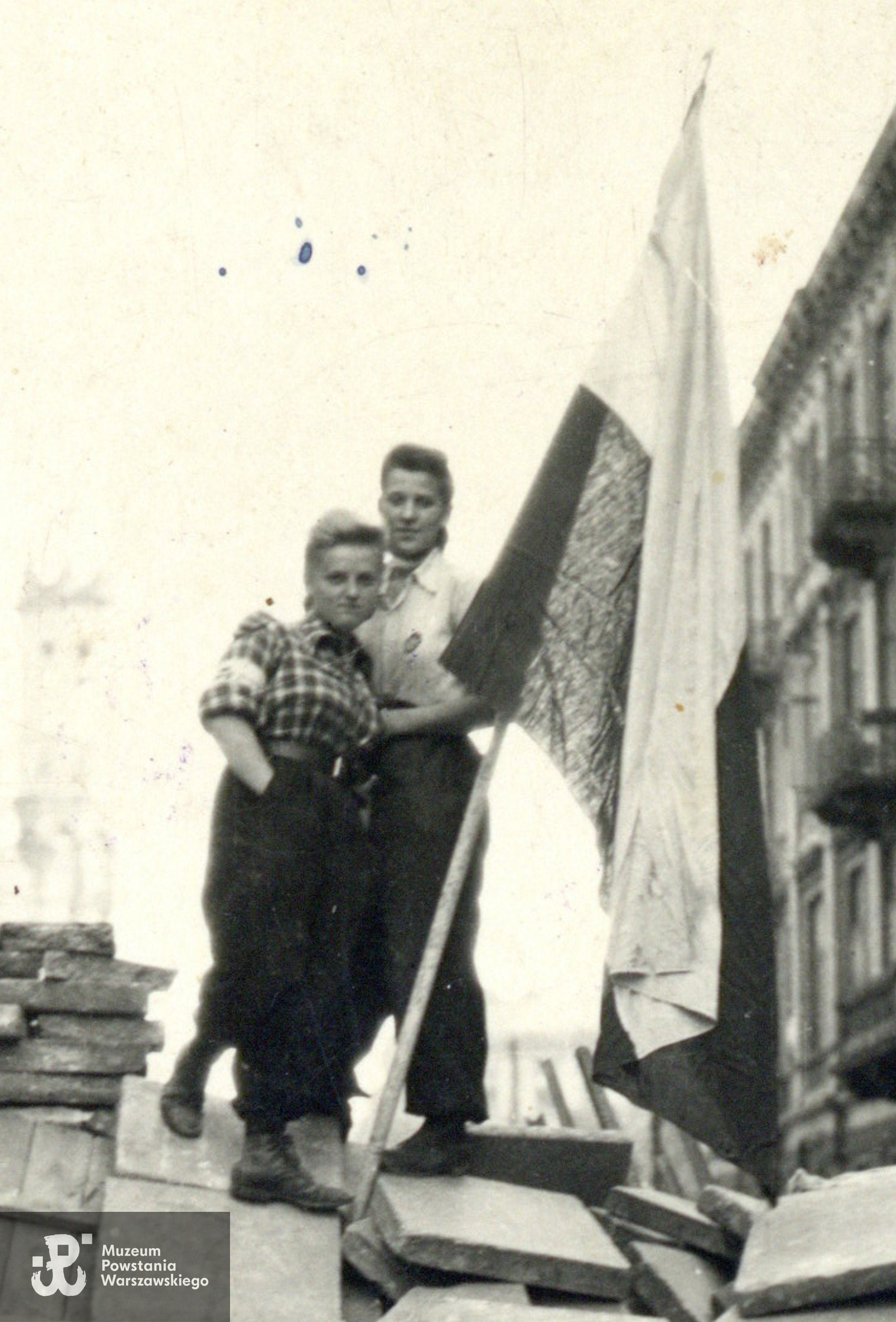 Powiększony fragment zdjęcia.  Zofia Zych i Jadwiga Kostrzanowska stojące na barykadzie przy ul. Mokotowskiej. Fot. pochodząca ze spuścizny po Jerzym Działaku, obecnie w zbiorach Muzeum Powstania Warszawskiego, dar p. Anny Działak-Szubińskiej.