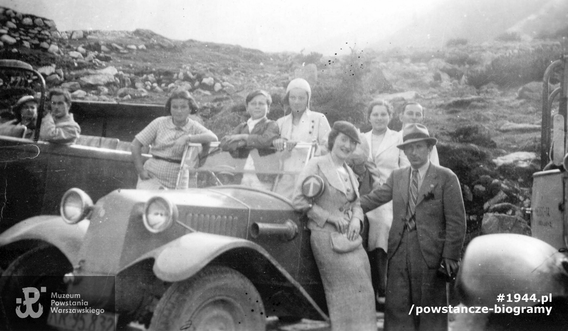 Fotografia wykonana w latach 30-tych XX w. Stanisław Aronson z rodzicami na wycieczce w Zakopanem. Fot. ze zbiorów Muzeum Powstania Warszawskiego, sygn. MPW-IP/1392, dar Stanisława Aronsona