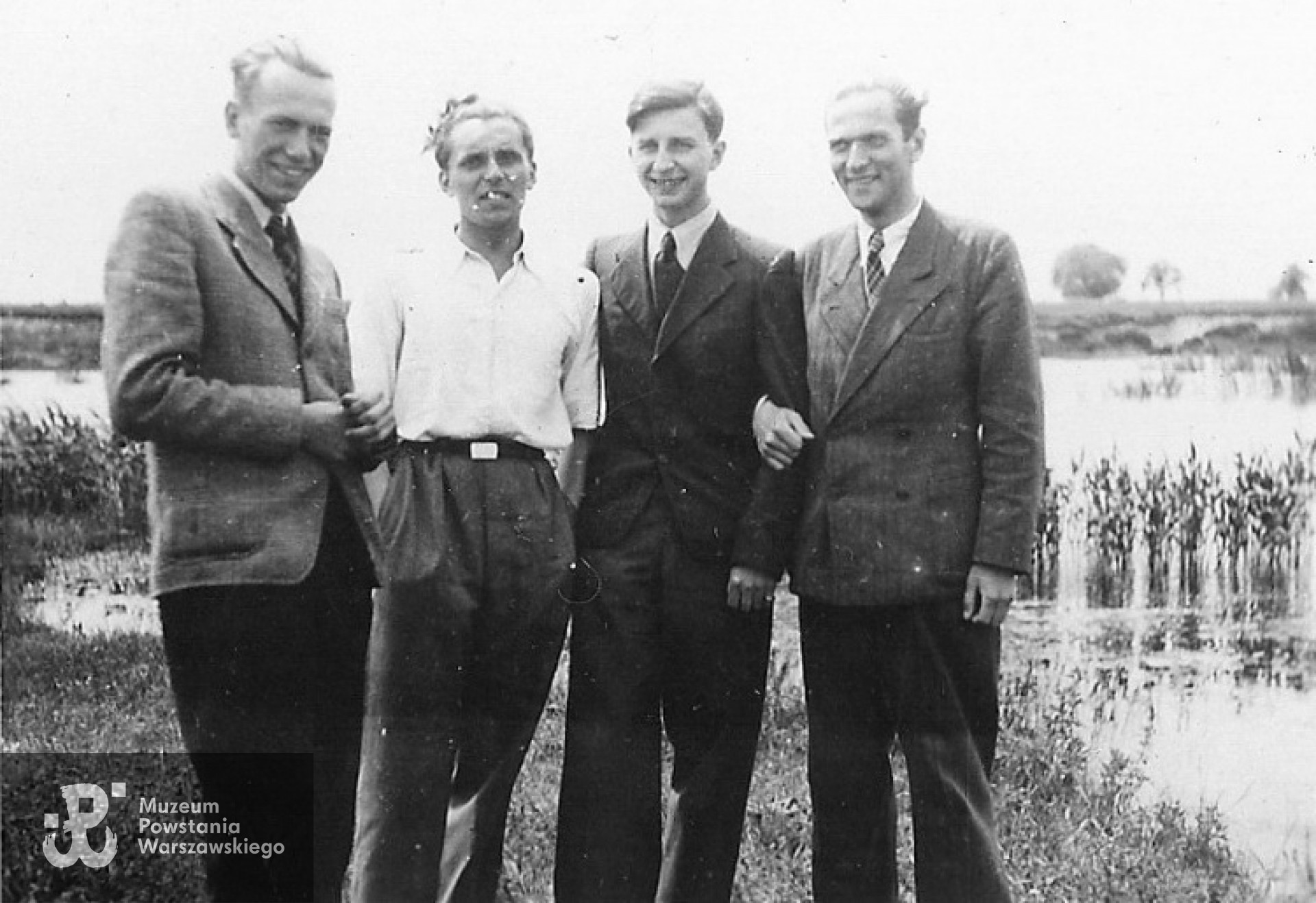 1942 rok, stoją od lewej: Janusz Łukawski (zm. 1945), Henryk Ebinger (zm.2010), Witold Komar (zm. 2003) i Józef Nycz ( poległ w 1944 r. ) Ze zbiorów MPW / przekazała Wanda Grobelkiewicz.