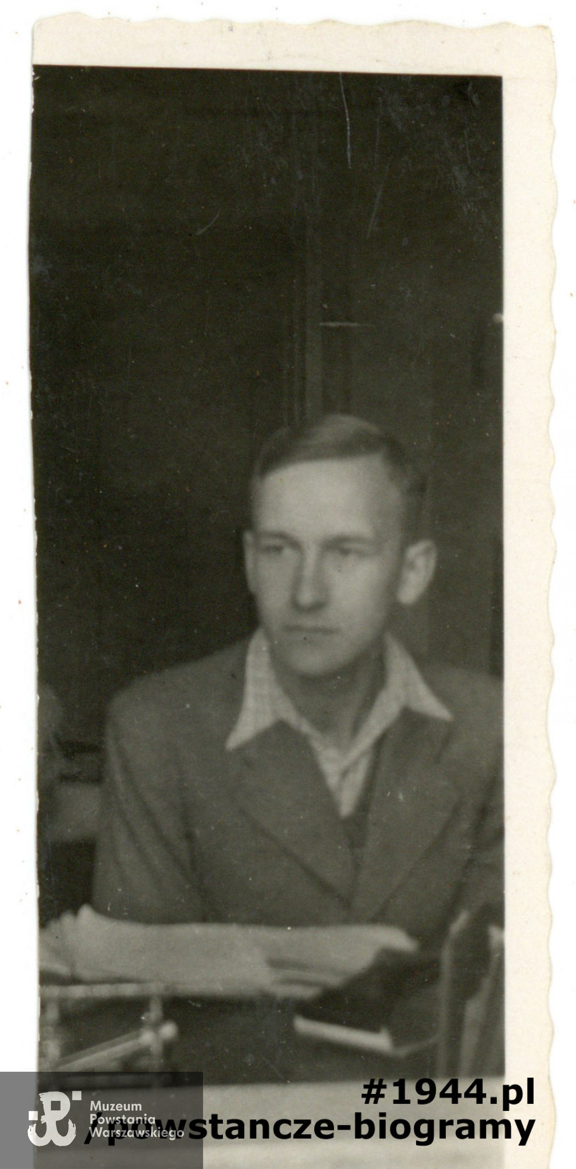 Andrzej Kasznica "Ostoja" na fotografii w 1945 roku. Fot. z archiwum rodzinnego, obecnie w zbiorach Muzeum Powstania Warszawskiego, sygn. P/3743, dar Eleonory Kasznicy