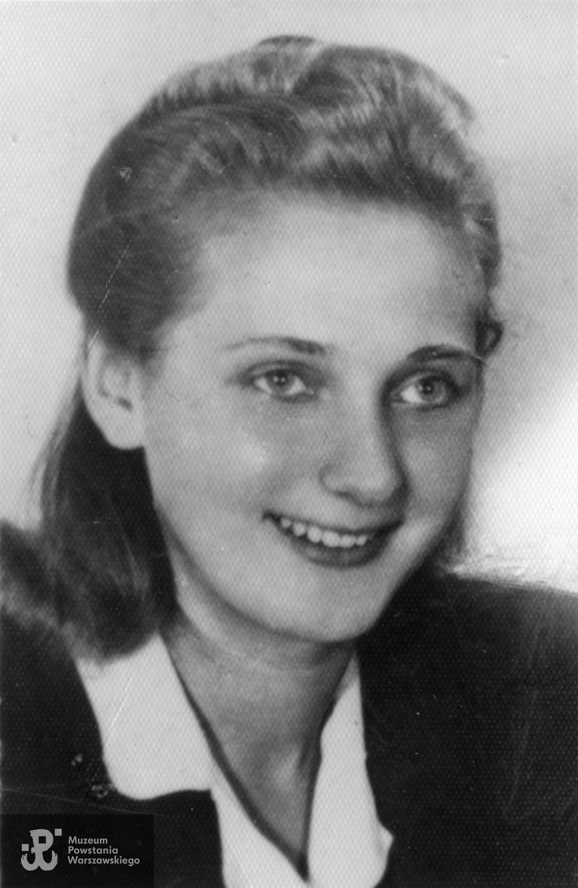 sanit. Lucyna Marianna Maciejewska "Anna" (1928-2006). Fotografia portretowa ze zbiorów Muzeum Powstania Warszawskiego, sygn. MPW-IP/5648
