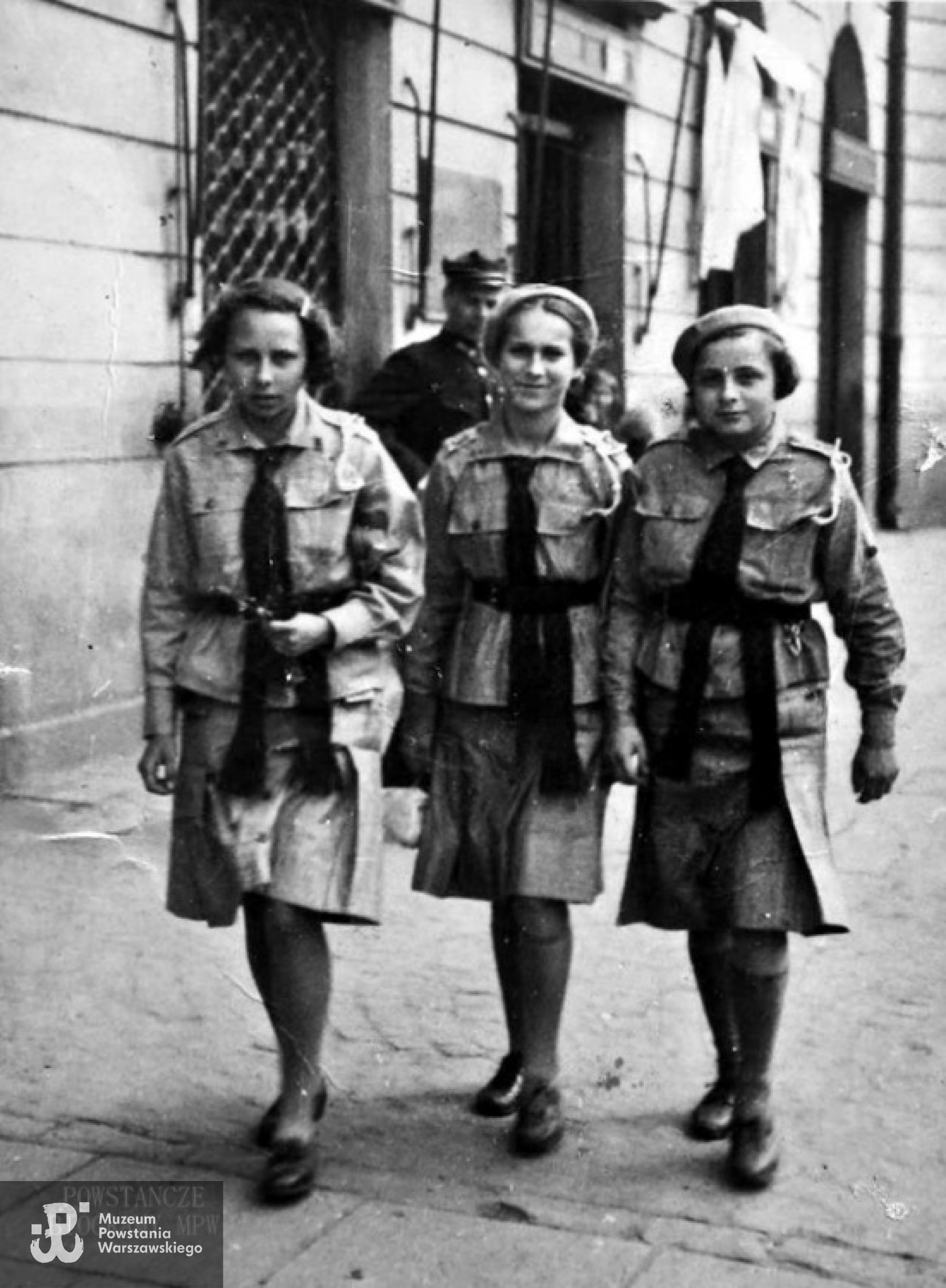 Harcerstwo.  Warszawa, Nowy Świat, 1938 rok.  Halina (pierwsza po prawej) z koleżankami Krystyną Jaksiówną i Ireną Anacką. Fot. archiwum prywatne