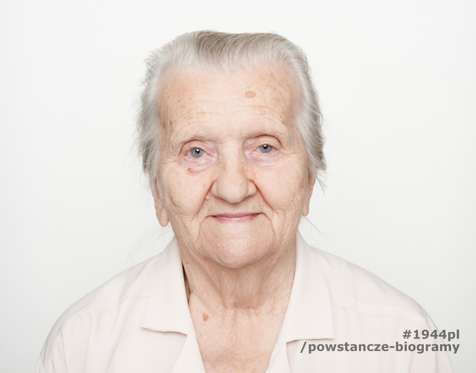 Barbara Matys-Wysiadecka „Baśka - Bomba”. Zdjęcie z serii portretów Powstańców Warszawskich wykonanych w ramach projektu "1944/70/2014" realizowanego przez grupę WWPHOTO dla uczczenia 70. rocznicy wybuchu Powstania Warszawskiego. Muzeum Powstania Warszawskiego, 22.07-04.08 2013.