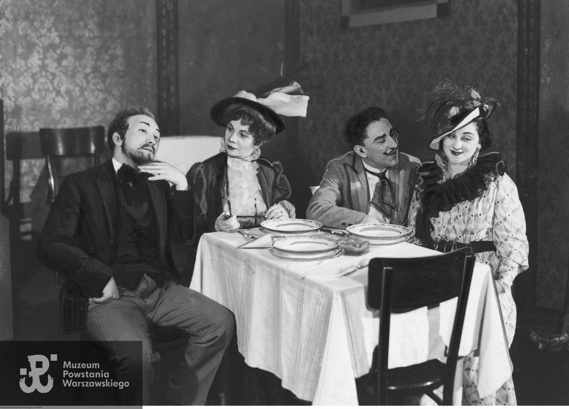 Przedstawienie "Klub kawalerów" Michała Bałuckiego w Teatrze Miejskim w Katowicach, 1934 r. Widoczni od lewej: Wiktor Arnoldt jako Wygodnicki, Helena Rozwadowska jako wdowa Mirska, Marian Godlewski jako Motyliński i Teresa Marecka jako Ochotnicka. Fot. ze zbiorów NAC, Koncern Ilustrowany Kurier Codzienny - Archiwum Ilustracji