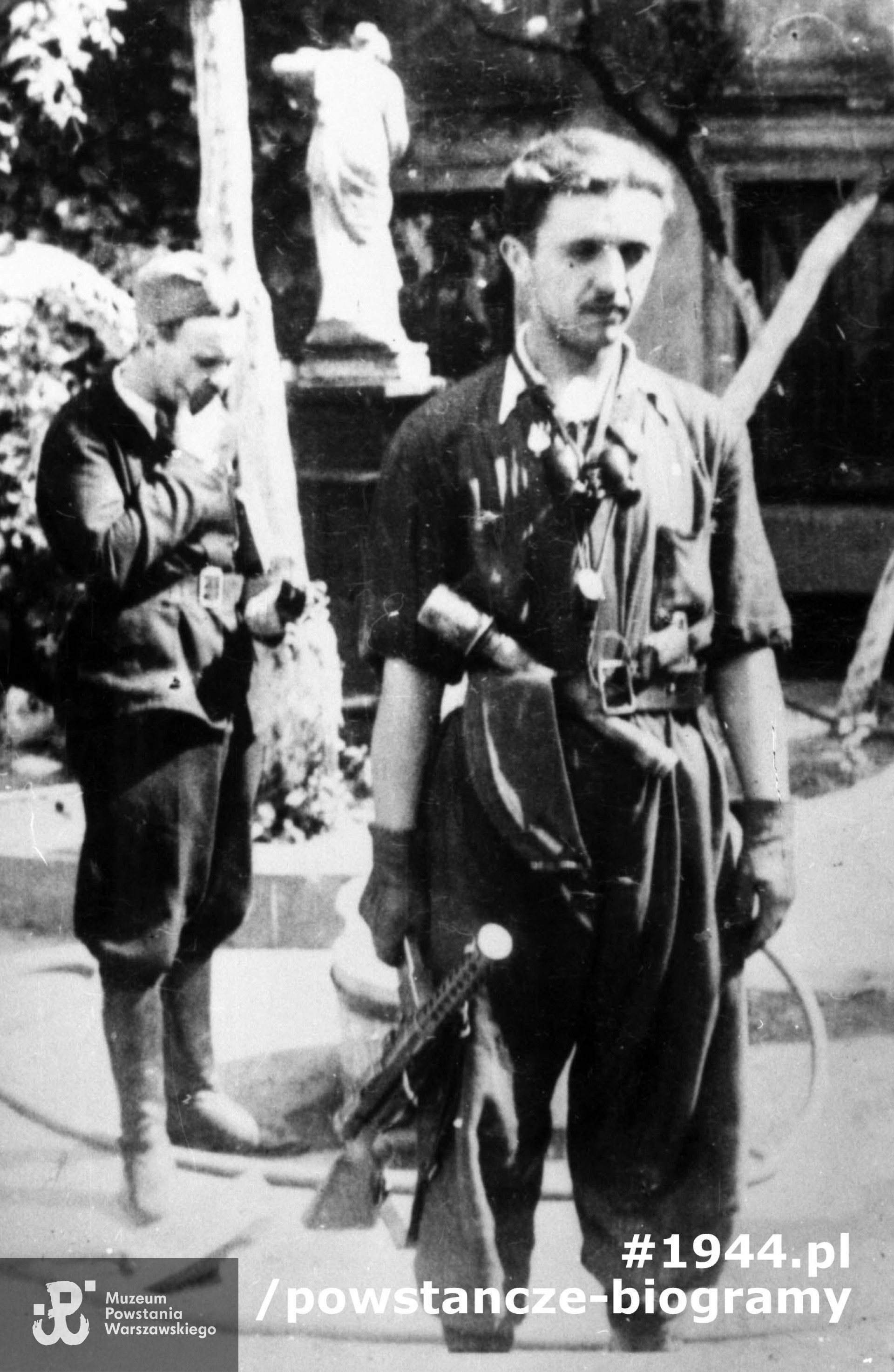 Fotografia z Powstania Warszawskiego. Śródmieście Południowe. Ppor. Henryk Czapczyk "Mirski" z plutonu NSZ "Sikora" w składzie 2 kompanii "Ziuk" batalionu "Miłosz" w  przypałacowym ogrodzie przy ulicy Chopina. Na drugim planie żołnierz NN z tego samego plutonu.  Autorem zdjęcia jest Henryk Świercz "Świerszcz".  Fot. ze zbiorów Muzeum Powstania Warszawskiego, sygn. MPW-IN/3571