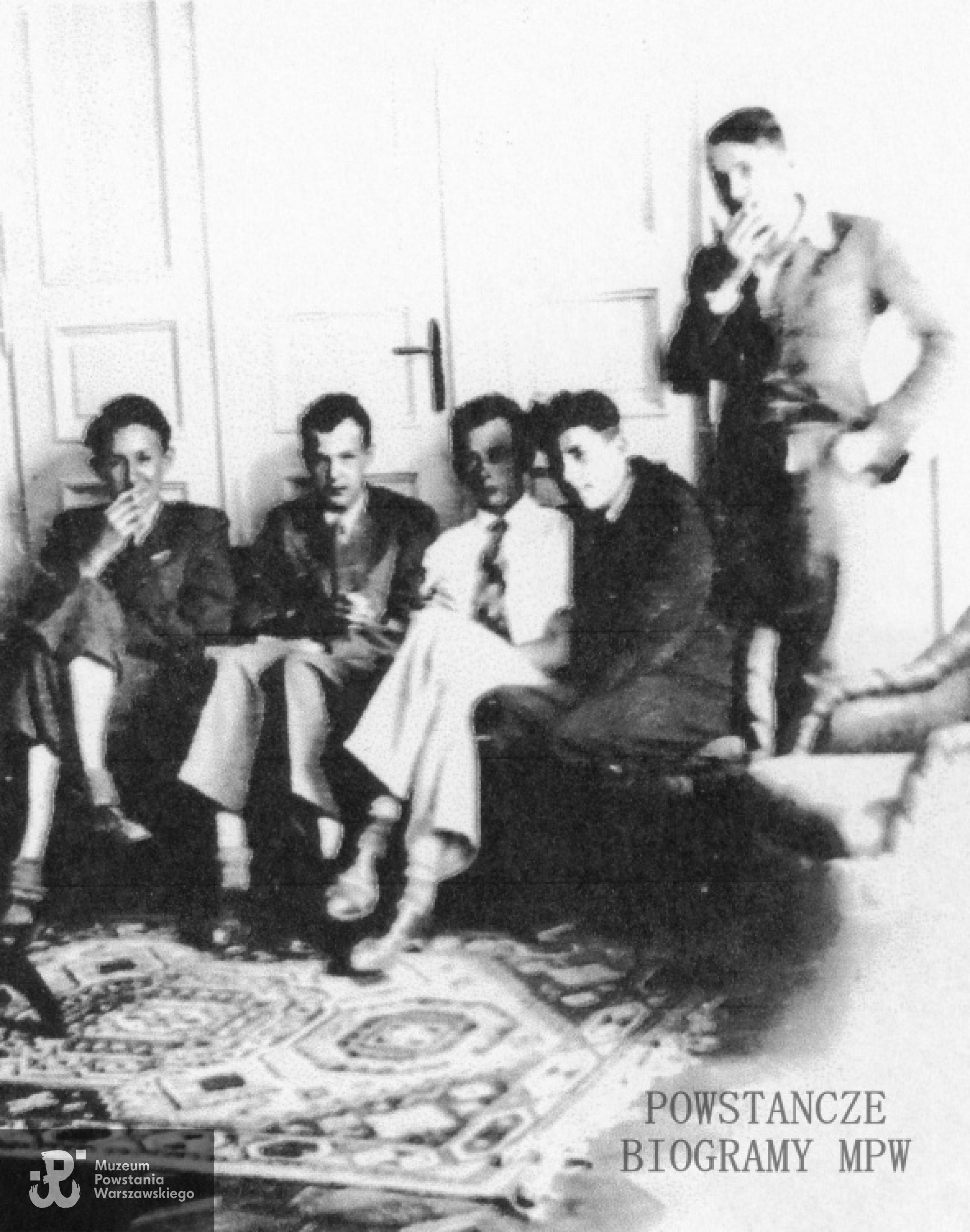 Zdjęcie wykonane po maturze w czerwcu 1944 roku. Siedzą od lewej: Andrzej Naspiński "Andrzej",  Andrzej Piekarski "Rola I", Krystyn Plewko "Krystyn", Bohdan Połotnicki, NN. Fot. z archiwum Krystyna Plewko.