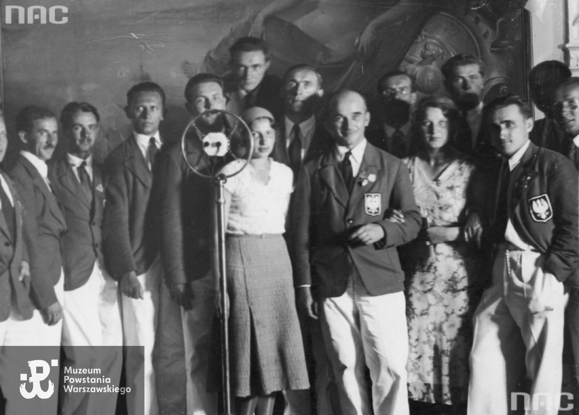 Przyjęcie dla polskich olimpijczykóww siedzibie Warszawskiego Towarzystwa Wioślarskiego. Widoczni od lewej wioślarze: Władysław Dobrowolski, Marian Suski, Leszek Lubicz-Nycz, Tadeusz Friedrich; lekkoatleci: Felicja Schabińska, Jadwiga Wajsówna, Janusz Kusociński. Z tyłu od lewej, lekkoatleci: Zygmunt Siedlecki, Józef Baran-Bilewski; szermierz Adam Papee, lekkoatleta Jerzy Pławczyk.Fot. ze zbiorów NAC