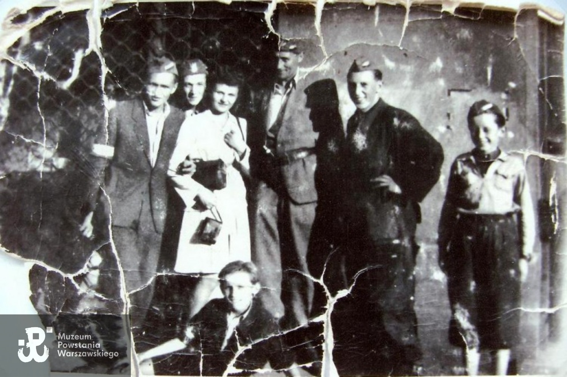 To samo zdjęcie, tym razem  z archiwum rodzinnego Janiny Rechnio: Powstanie Warszawskie 1944 r.  Opis: <i>Mieczysław Rechnio stoi drugi od prawej w otoczeniu żołnierzy „Krybara”</i>