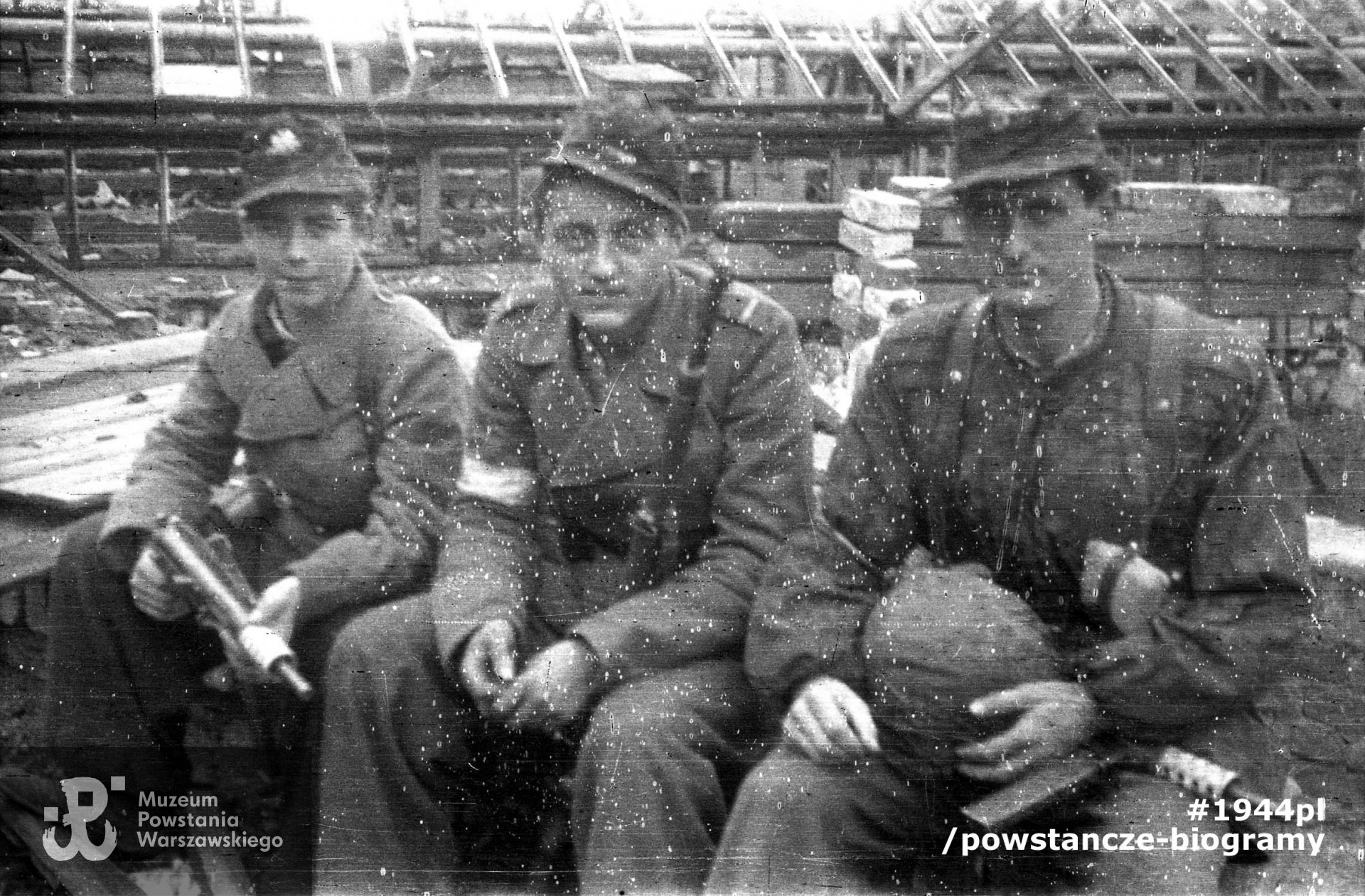 Od lewej: Kazimierz Gabara ps. „Łuk”, NN, Józef Nyc ps. „Piorun”. Autorem zdjęcia jest Jerzy Michalski, fot. ze zbiorów Muzeum Powstania Warszawskiego
