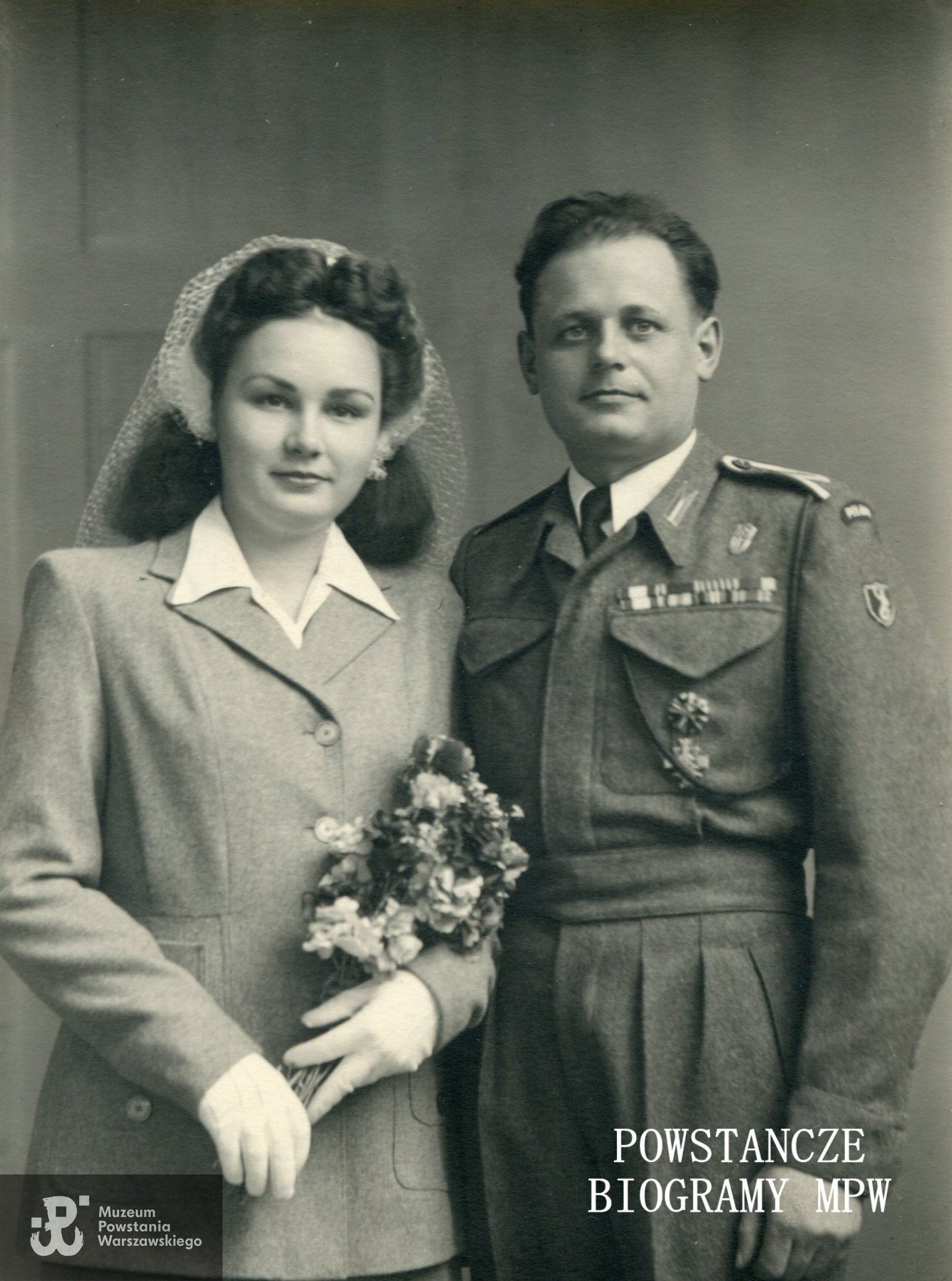 Fotografia ślubna Ewy Gierdo i Jana Sikorskiego. Ze zbiorów Muzeum Powstania Warszawskiego, sygn. P/8169