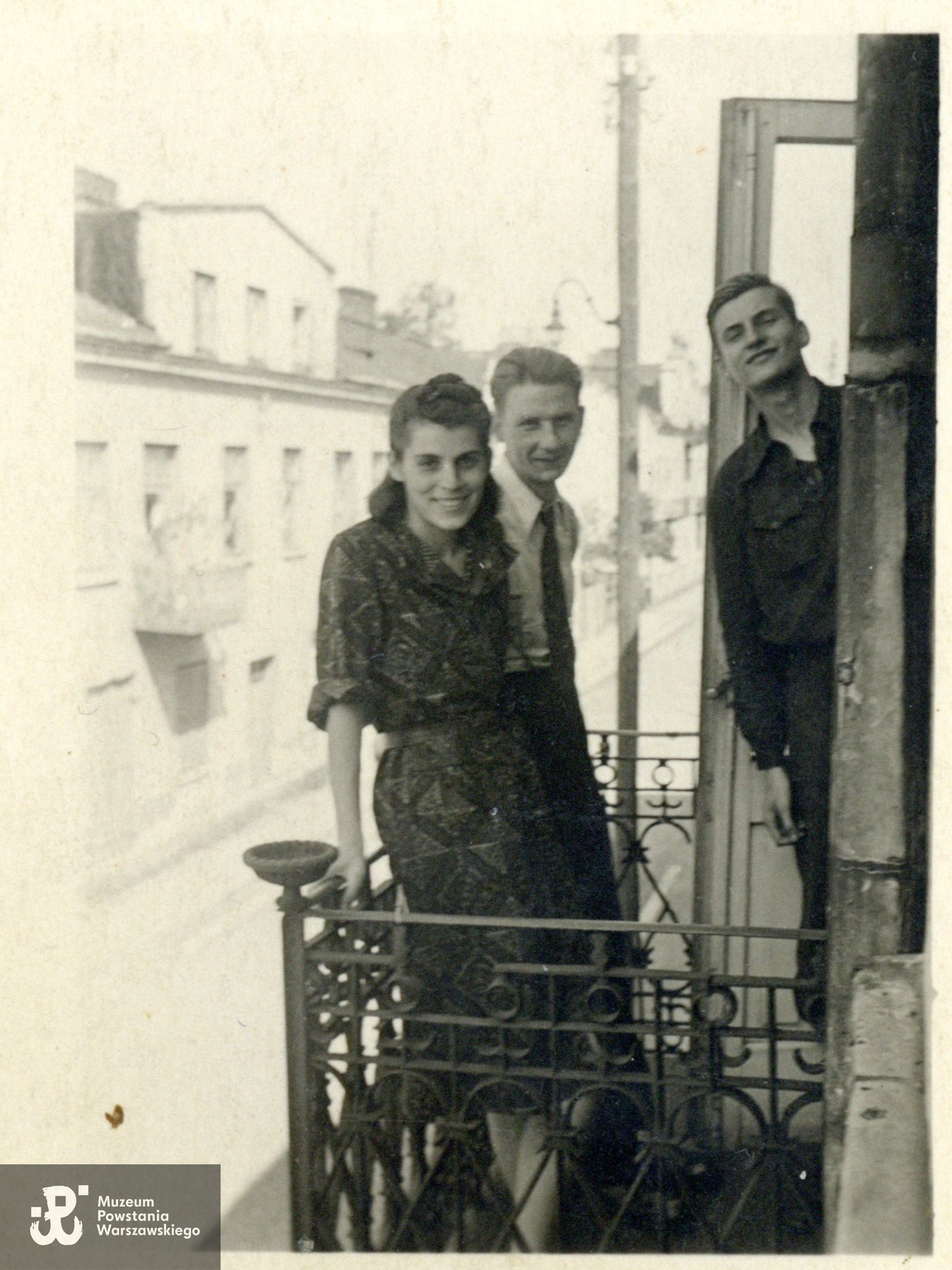 Jan Grzegorz Białecki ps. Krótki - na zdjęciu pierwszy z prawej strony, 1942 rok. Fot. ze zbiorów rodzinnych, udostępnili p. Jan Białecki i p. Elżbieta Frontczak z domu Białecka. Skany wykonano w Muzeum Powstania Warszawskiego