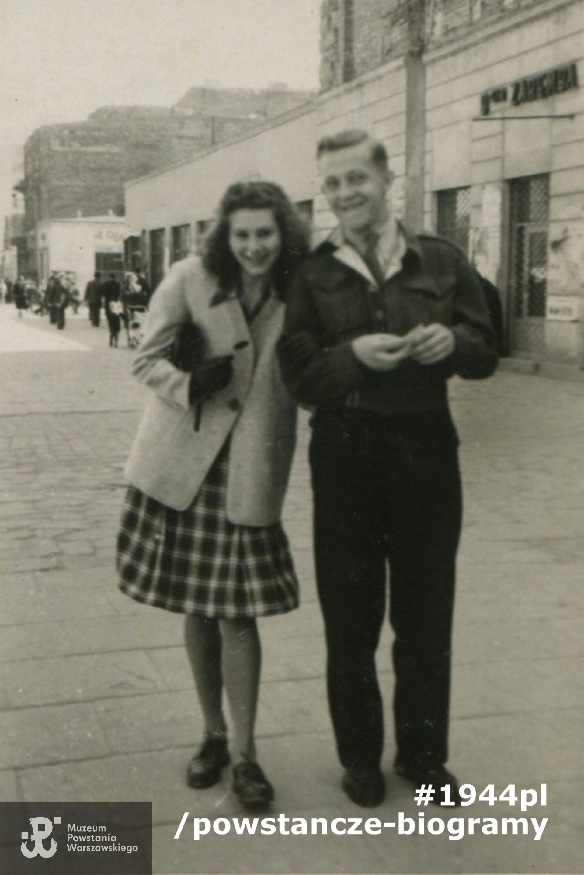 Fotografia wykonana w Warszawie w Alejach Jerozolimskich, 1946 rok. Na zdjęciu widoczni Kazimierz Styczyński "Orzeł" i jego  koleżanka z Rejtana - Jadzia. Nazwisko koleżanki nieustalone. Fot. z archiwum rodzinnego p. Kazimierza Styczyńskiego
