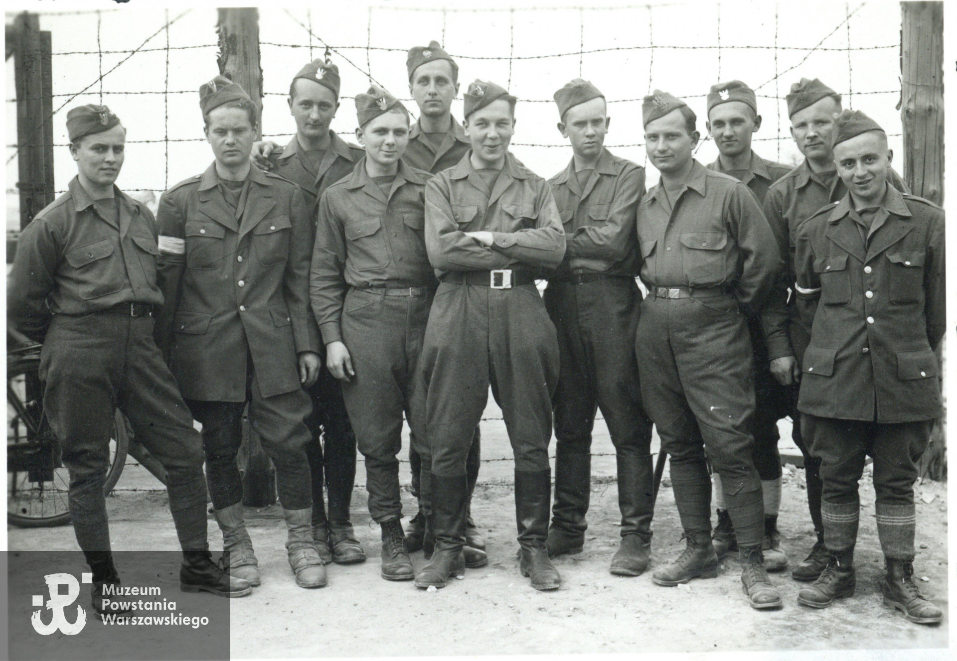 Żołnierze z Polskiego Ośrodka Wojskowego w Bad Harzburg na terenie byłego obozu w Harlingerode, kwiecień 1945 roku. Od lewej: Zdzisław Krzyżanowski "Żbik", Maciej Czerski "Kot", trzeci od lewej Władysław Jarosz „Walther”, przed nim Michał Horoszewicz „Michał”, za nim piąty od lewej Zygmunt Raczyński „Zygmuś", Henryk Kazimierz Pieńkowski "Kazik", "1755", Zdzisław Ludwik Szeliski "Zdziś", Ryszard Rosmański "Ryszard",  Andrzej Ligęza "Cowboy", "1514" , Feliks Kukulski "Feliks" , Stanisław Ślubowski "Zdzich" [inne wersje: ps. Tuptuś]. Fotografia pochodząca ze spuścizny po Zygmuncie Janie Raczyńskim ps. Zygmuś, zbiory rodzinne p. Jerzego Raczyńskiego, ujęcia tożsame w zasobie Muzeum Powstania Warszawskiego, sygn. MPW-IP/3394,  MPW-IH/1369, P/3312, P/7906.