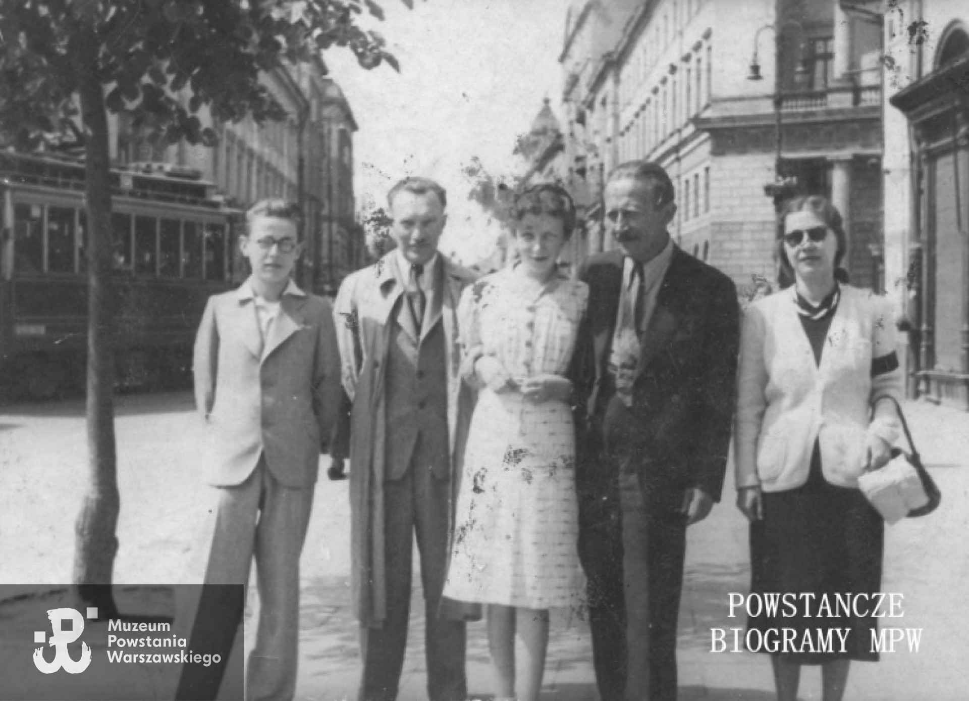 Warszawa, ul. Focha - Pl. Teatralny.Halina Namokel (stojąca w środku),  obok po prawej jej ojciec Jan Jerzy Namokel. Pierwszy od lewej stoi brat Haliny - Zbyszek Namokel. Fot. z archiwum rodzinnego p. Małgorzaty Świętanowskiej - Szcześniak.