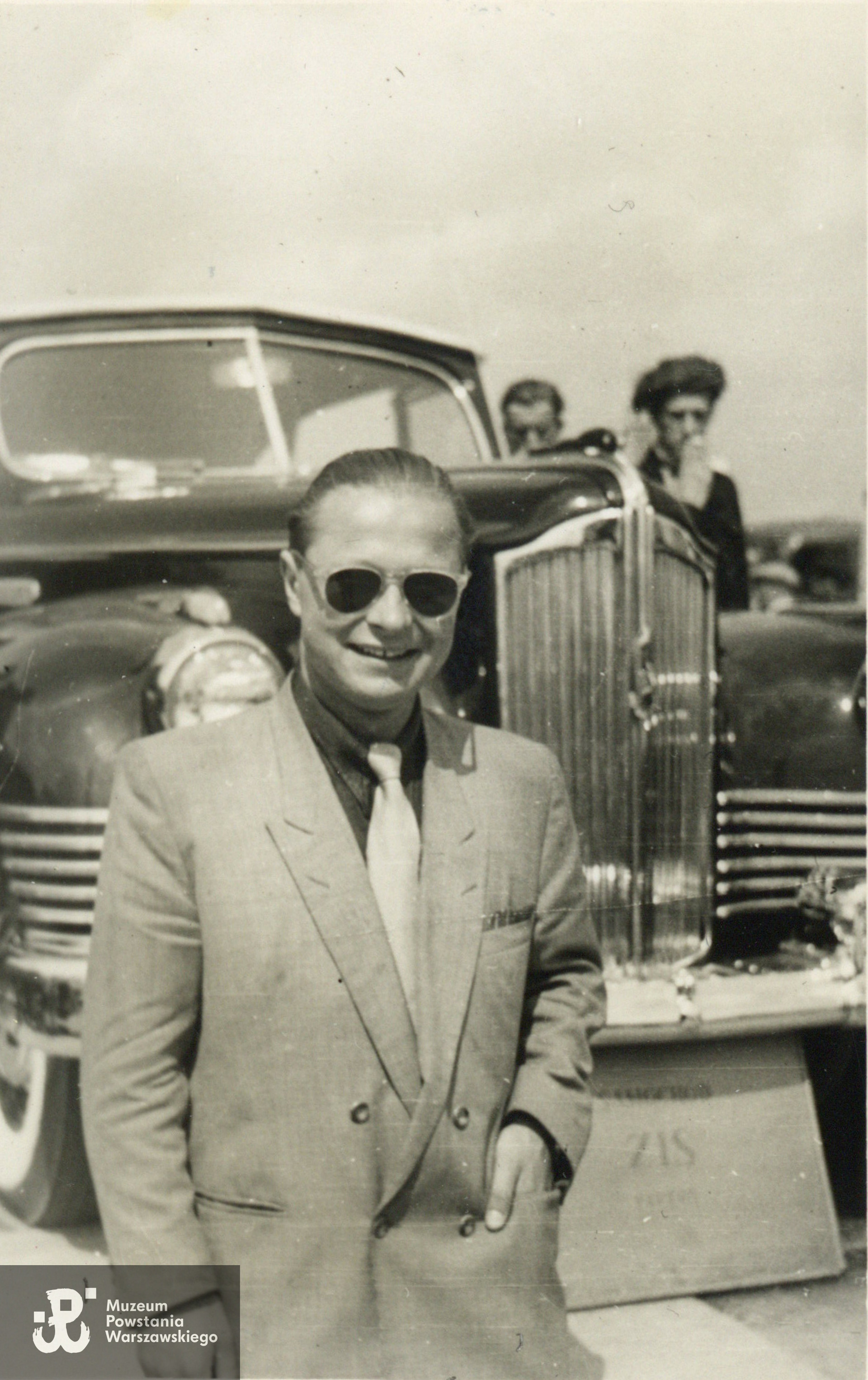 Włodzimierz Maczunder na Targach Poznańskich, 1954 rok.  Fot. ze zbiorów rodzinnych Pana Włodzimierza Maczundera ps. Chomik. Skany wykonano w Muzeum Powstania Warszawskiego, 09/2023