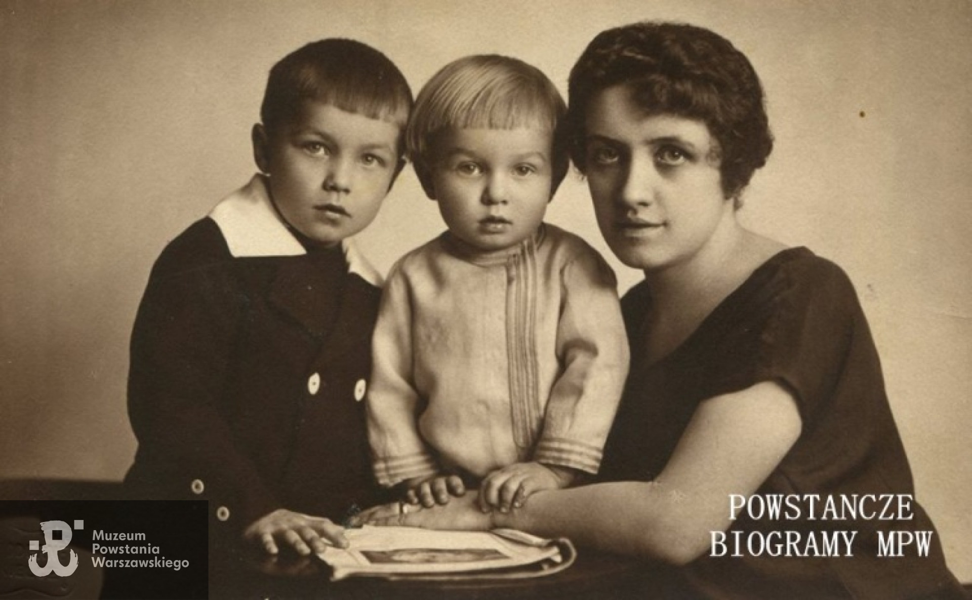 Bogdan Dąbrowski (w środku) ze starszym bratem Janem i matką, Marią Józefową Dąbrowską z Szaybów, lata 20-te  XX w.Fot. z archiwum rodzinnego udostępnione przez p. Annę i Andrzeja Dąbrowskich.