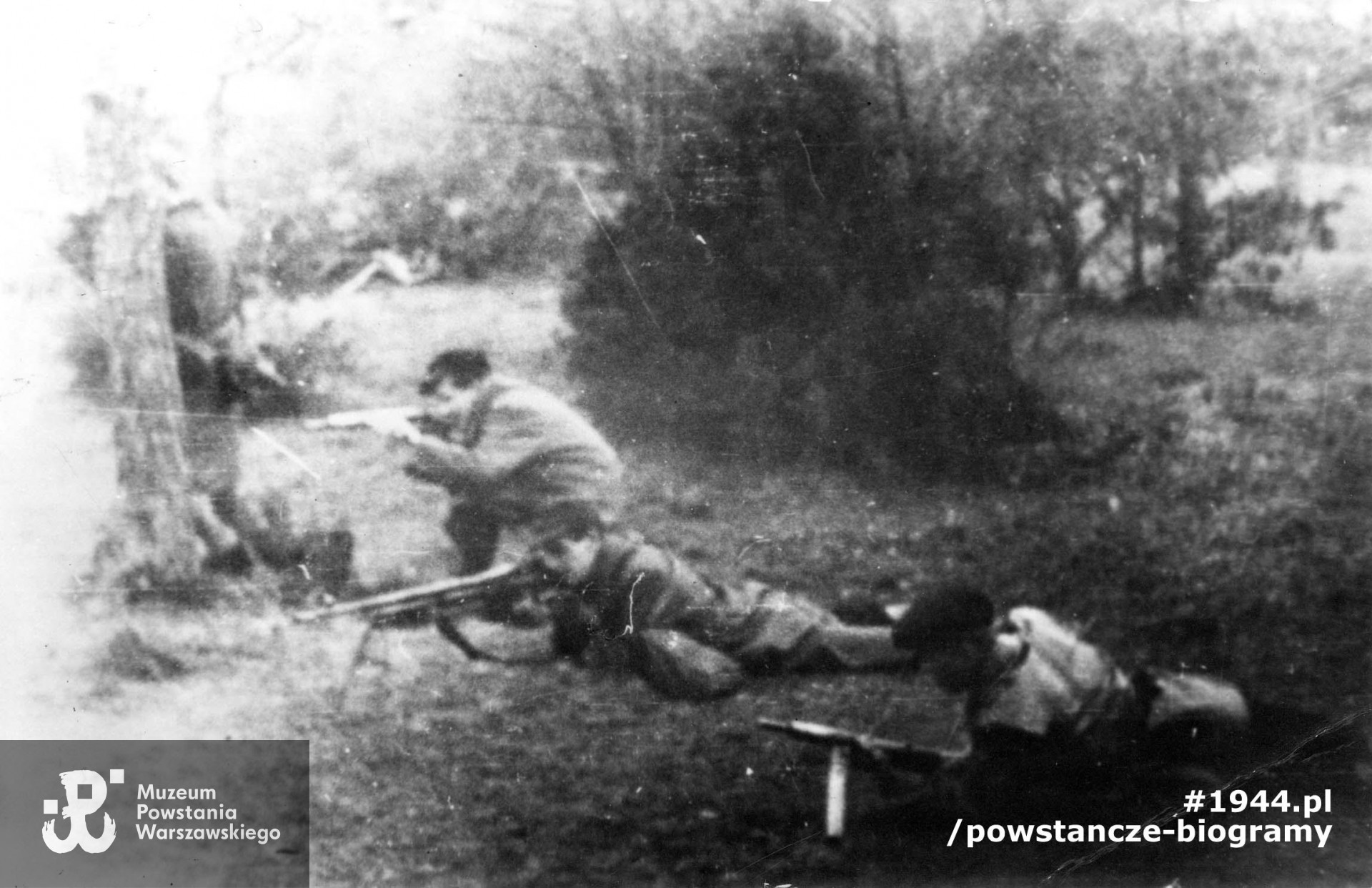 Fotografia z okresu okupacji niemieckiej. Żołnierze Kedywu Komendy Głównej Armii Krajowej - Brygada Dywersyjna "Broda 53" - batalion "Zośka": Roman Stachowski "Wicher", Jerzy Zakrzewski "Wąsik", Wojciech Morbitzer "Cis". Fot. ze zbiorów Muzeum Powstania Warszawskiego, sygn. MPW-IK/363