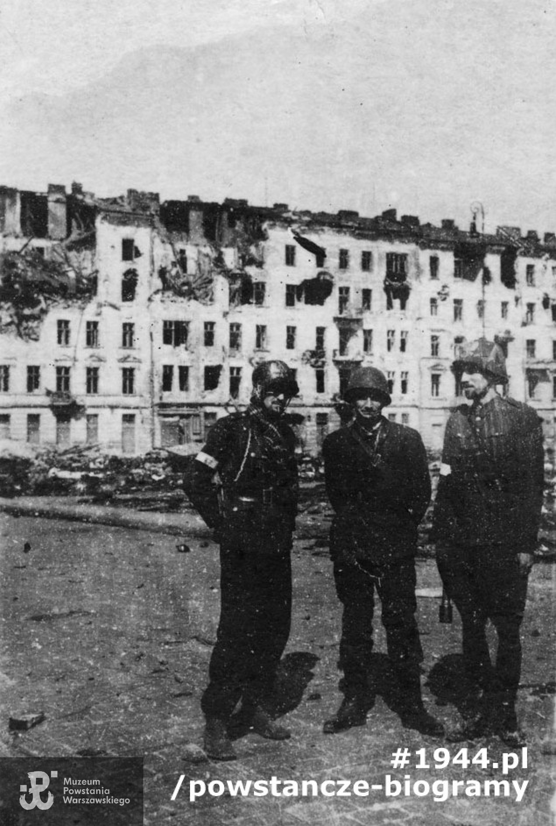 Fotografia z Powstania Warszawskiego. Śródmieście Północne. Grupa powstańców z 3 kompanii I batalionu "Lecha Żelaznego" zgrupowania "Chrobry II" na ul. Wroniej. Od lewej stoją: ppor. Marek Marian Moliere "Molmar", NN "Lech" i dowódca  Zbigniew Brym " Zdunin". Ujęcie w kierunku północnym. W tle od prawej zniszczone kamienice: pl. Kazimierza 8, 10 i 12. Fot. ze zbiorów Muzeum Powstania Warszawskiego, sygn. MPW-IP/2417